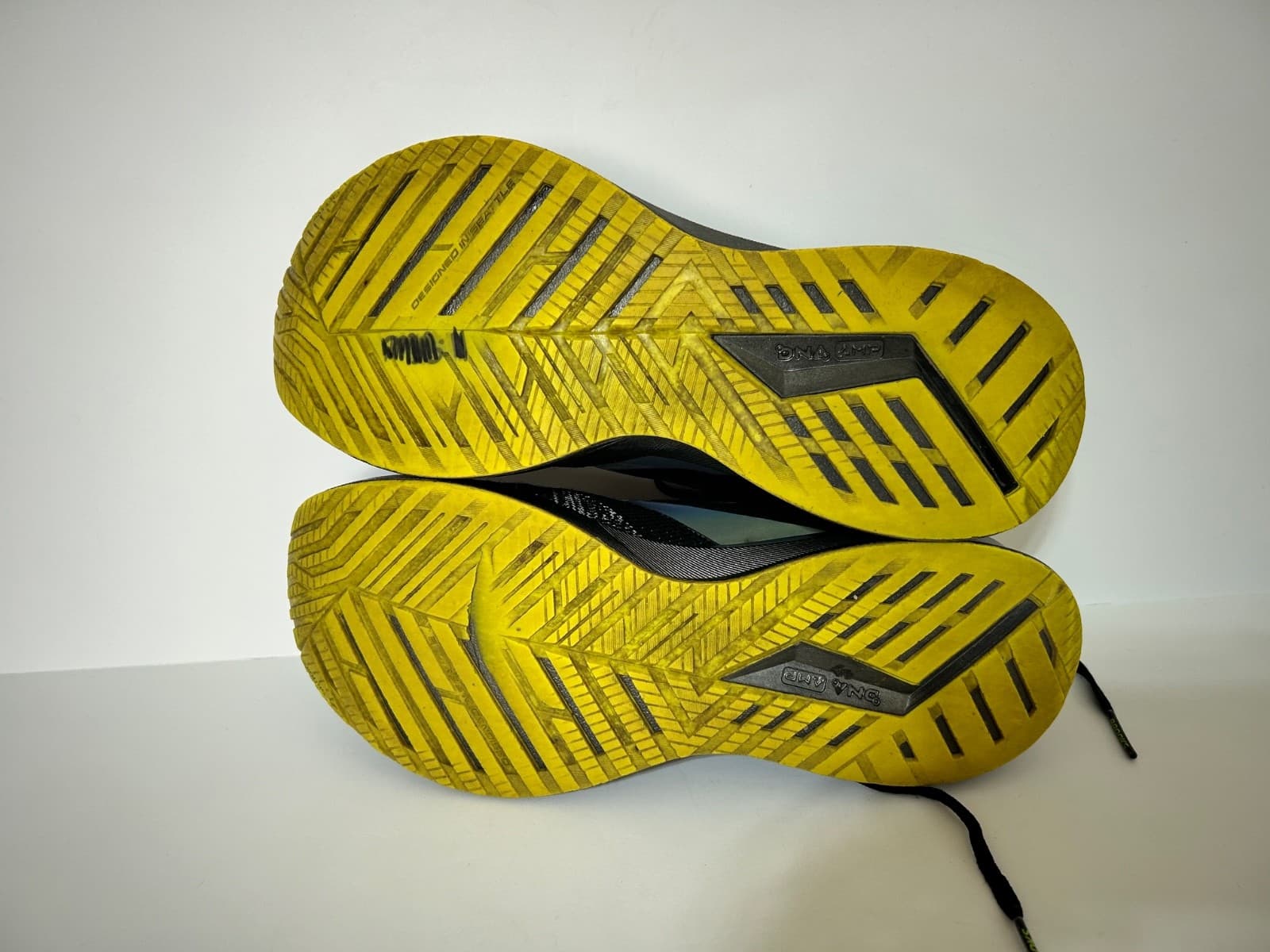 Brooks Levitate 4 Mens size 10.5 EU 44.5 Running Shoes Black Neon - Thumbnail 6