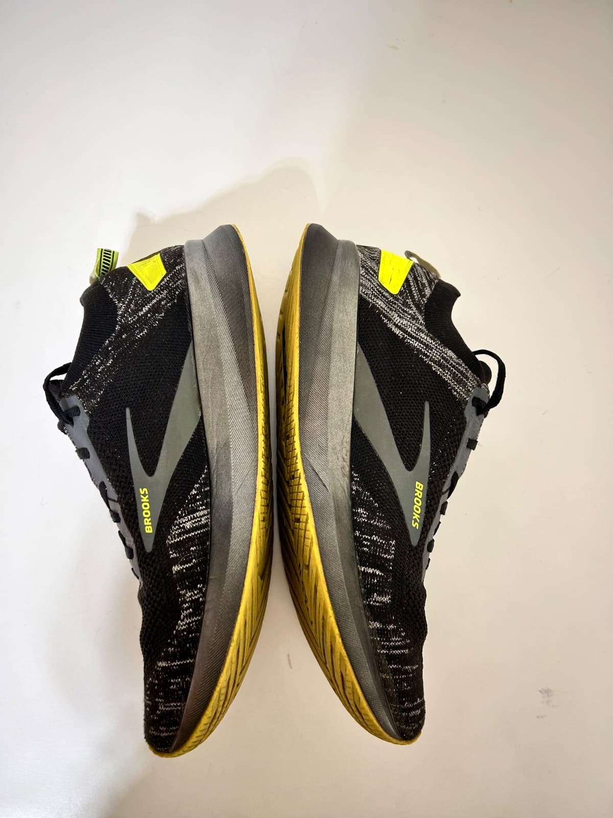 Brooks Levitate 4 Mens size 10.5 EU 44.5 Running Shoes Black Neon - Thumbnail 7