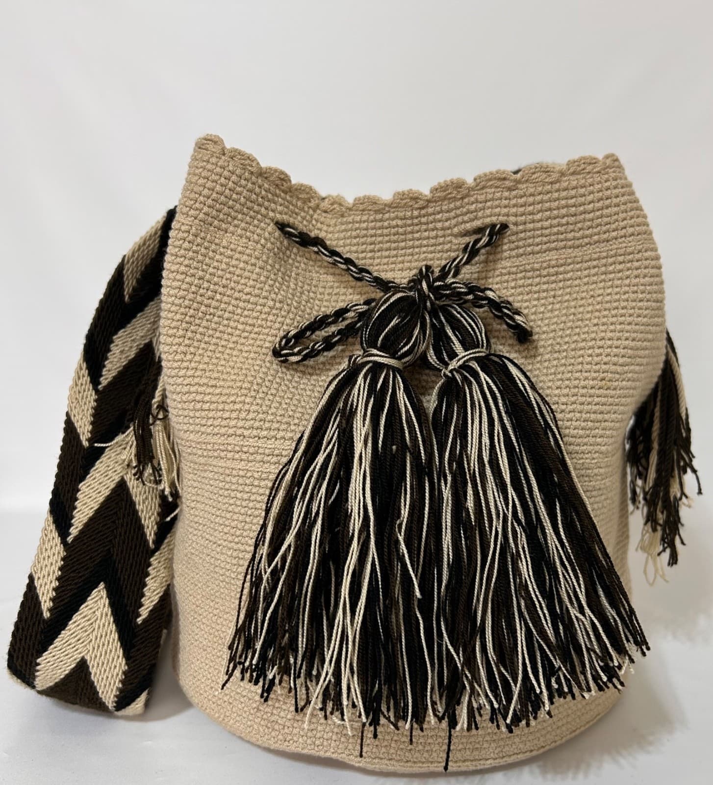 Wayuu Mochila Woven Bucket Bag Crossbody Handmade Boho Tassel Black & Beige - Thumbnail 2