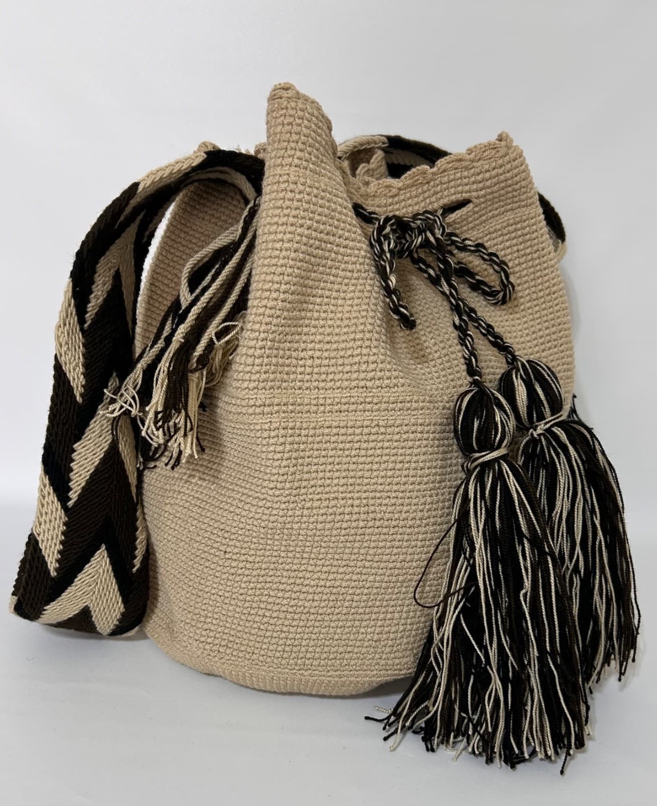 Wayuu Mochila Woven Bucket Bag Crossbody Handmade Boho Tassel Black & Beige - Thumbnail 3