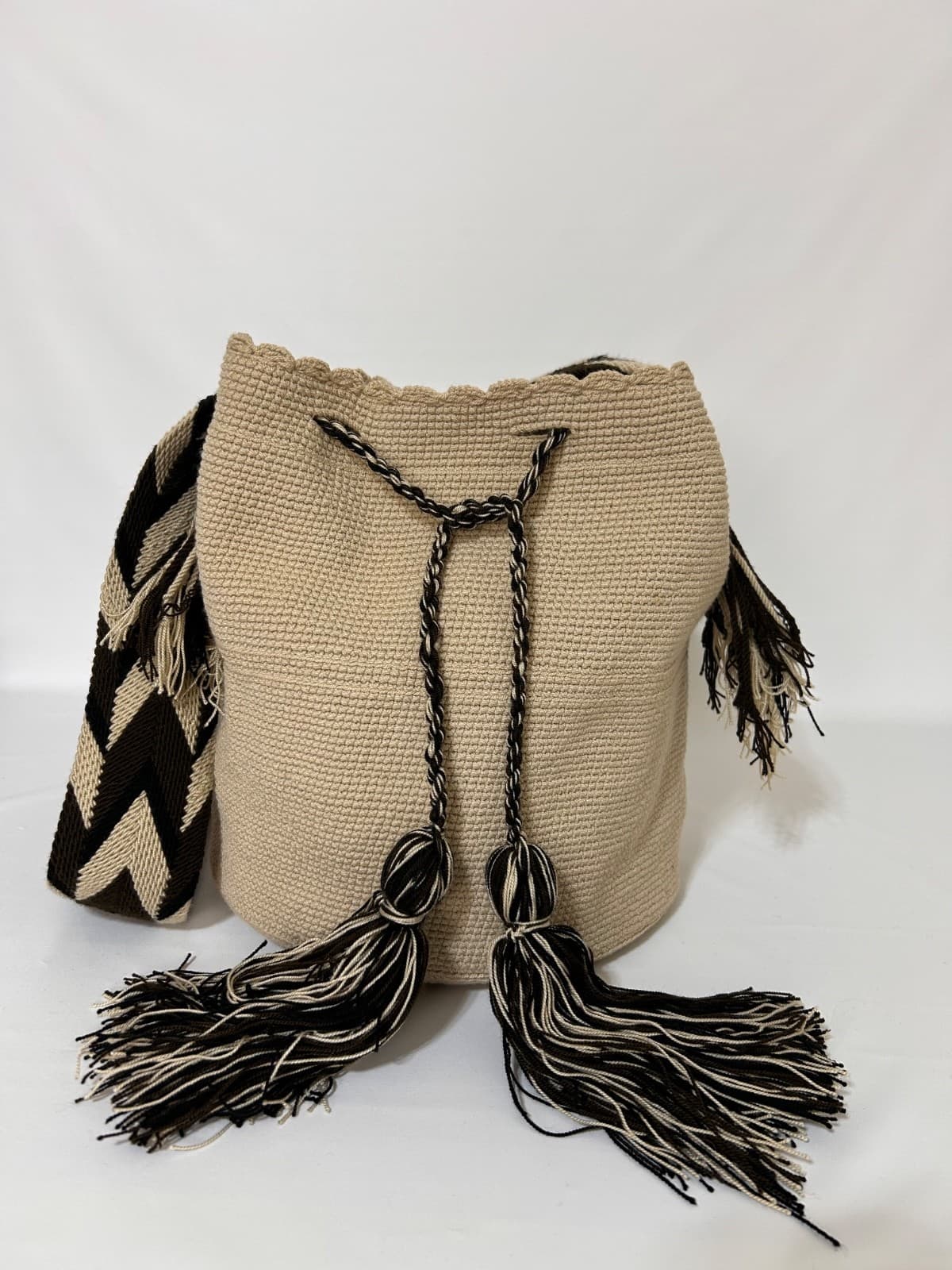 Wayuu Mochila Woven Bucket Bag Crossbody Handmade Boho Tassel Black & Beige - Thumbnail 5