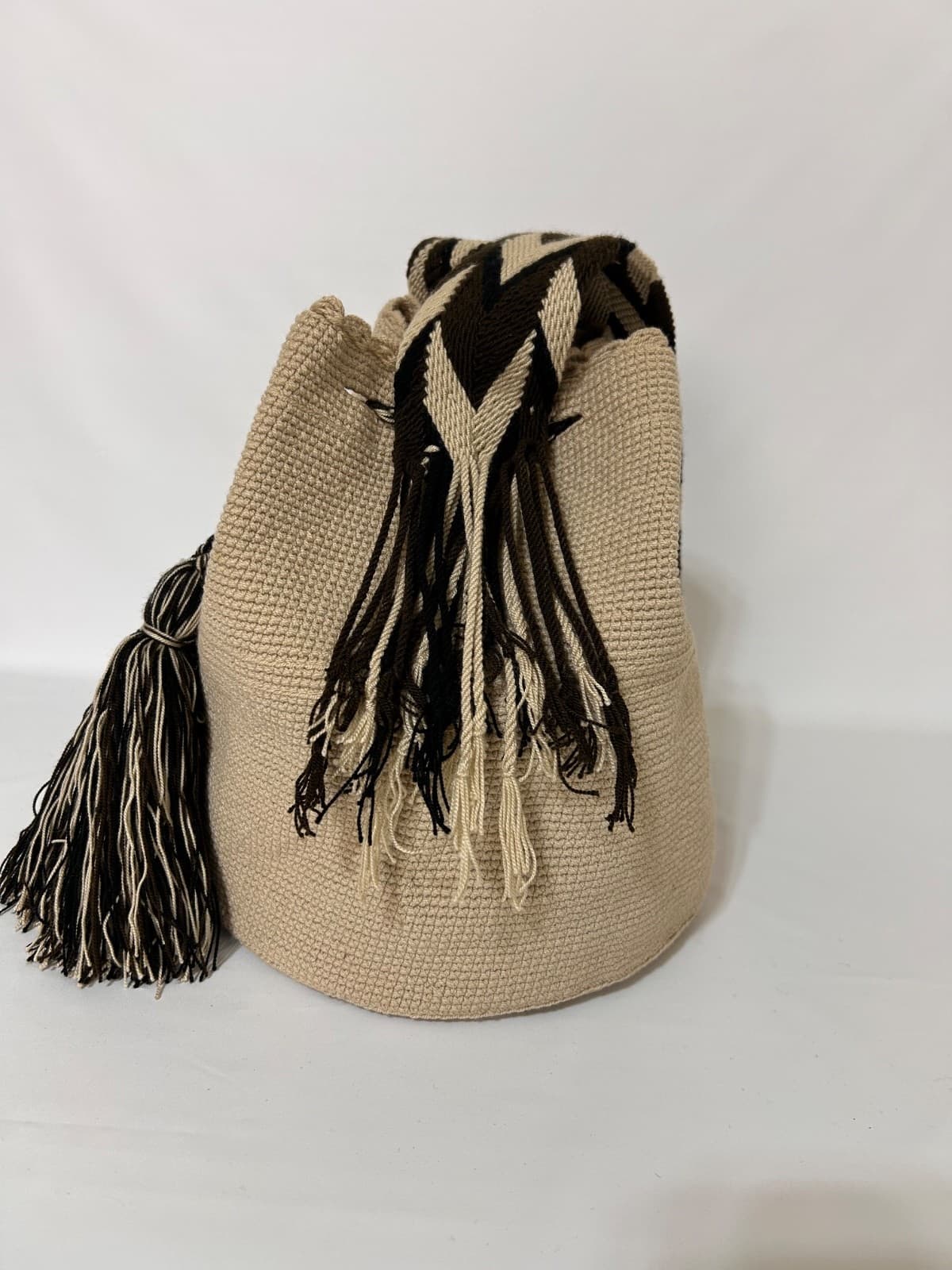 Wayuu Mochila Woven Bucket Bag Crossbody Handmade Boho Tassel Black & Beige - Thumbnail 15
