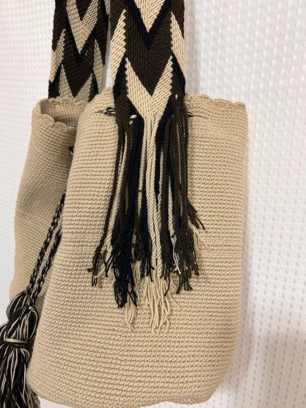 Wayuu Mochila Woven Bucket Bag Crossbody Handmade Boho Tassel Black & Beige - Thumbnail 9