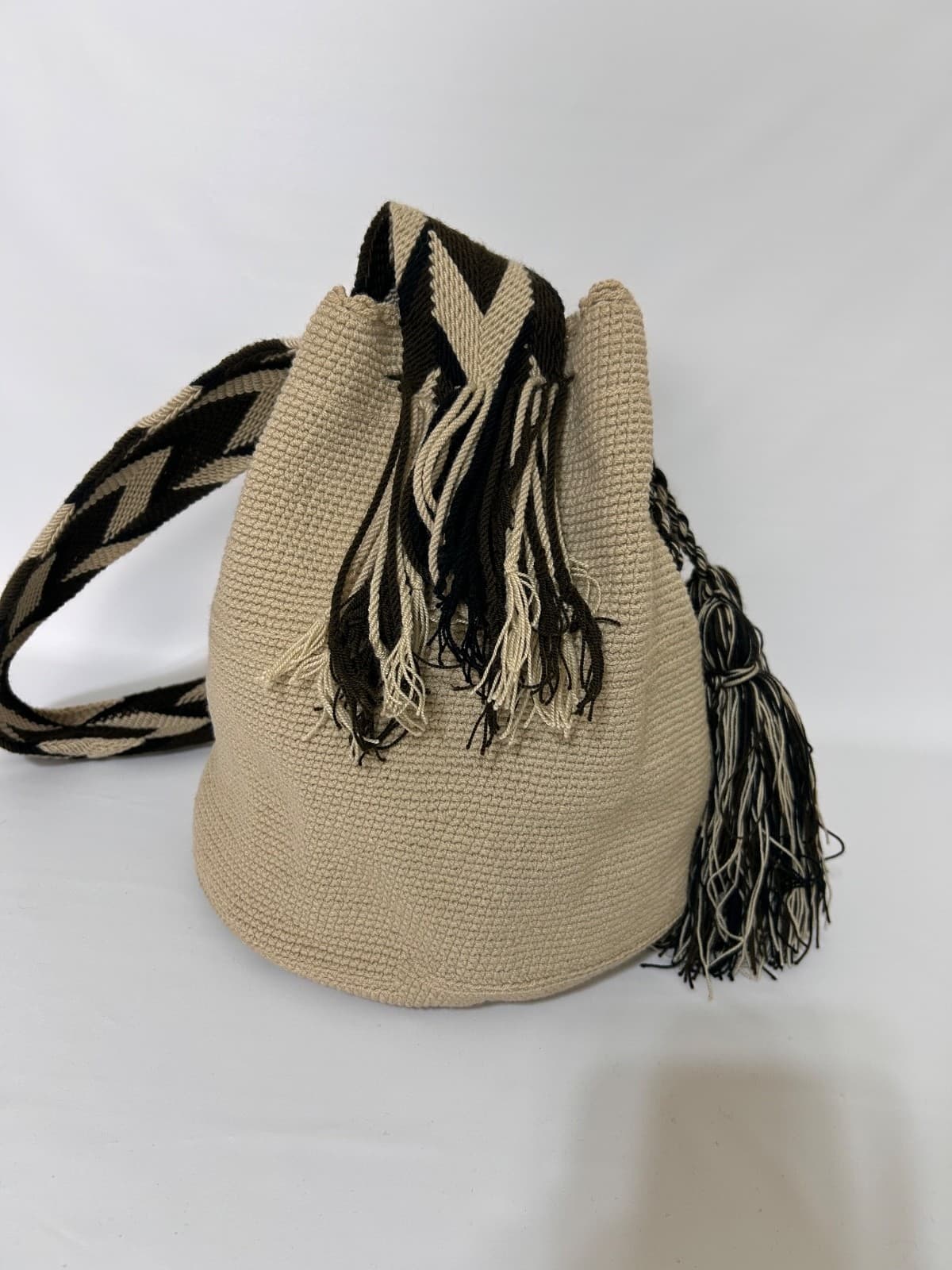 Wayuu Mochila Woven Bucket Bag Crossbody Handmade Boho Tassel Black & Beige - Thumbnail 16