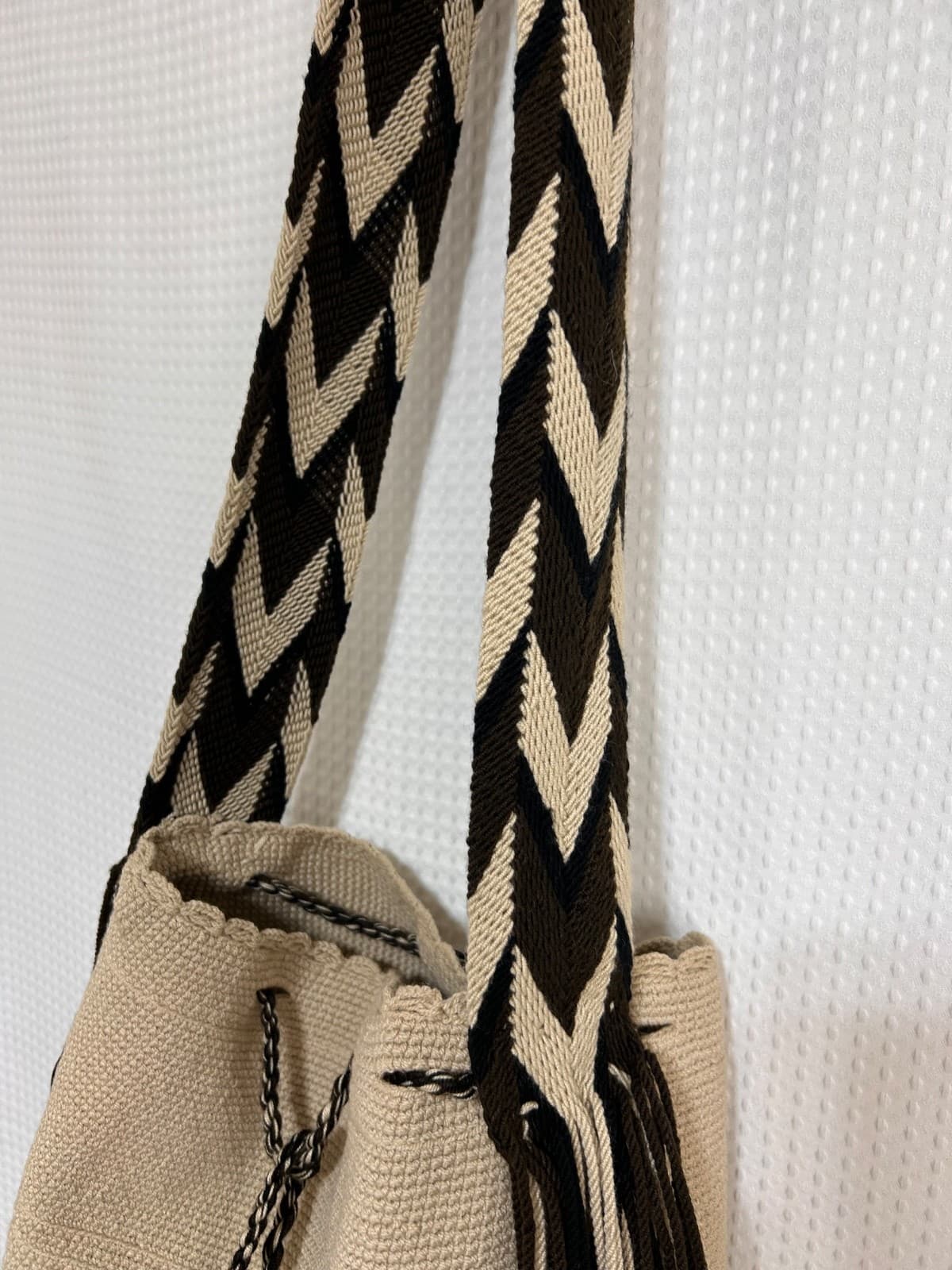 Wayuu Mochila Woven Bucket Bag Crossbody Handmade Boho Tassel Black & Beige - Thumbnail 7