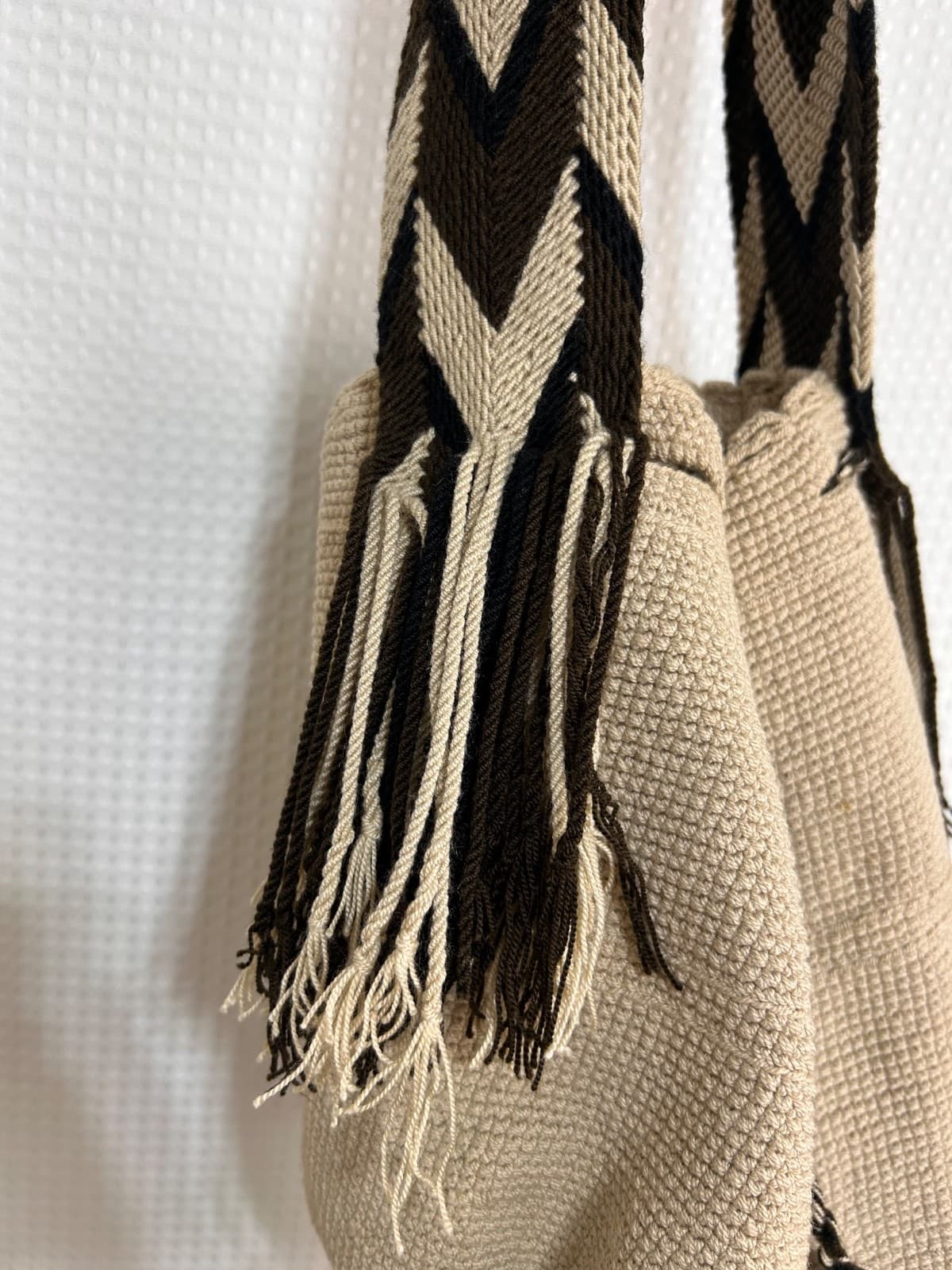 Wayuu Mochila Woven Bucket Bag Crossbody Handmade Boho Tassel Black & Beige - Thumbnail 8