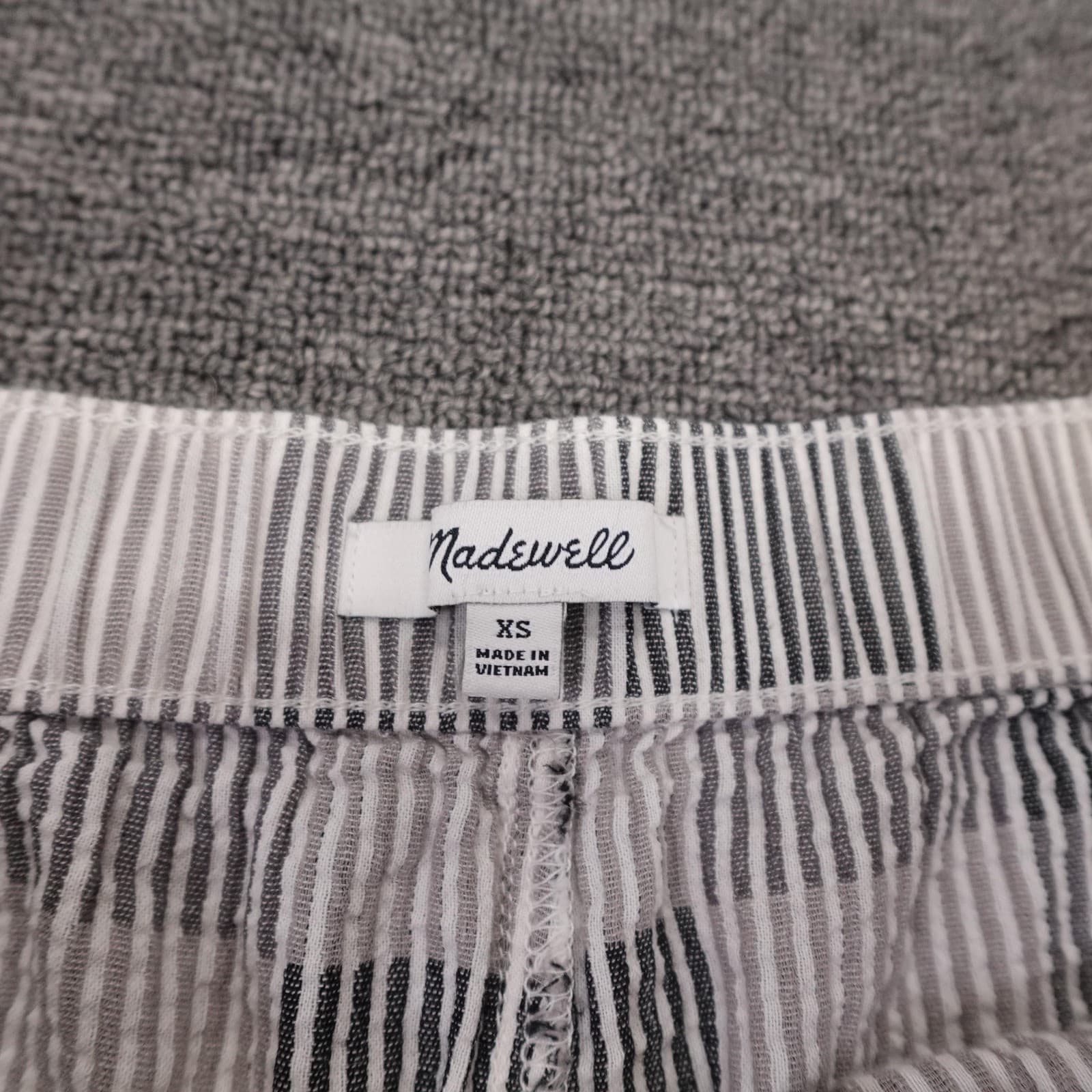 Madewell Shorts Womens XS White Seersucker Stripe Chino Elastic Waist 3 Inseam - Thumbnail 2