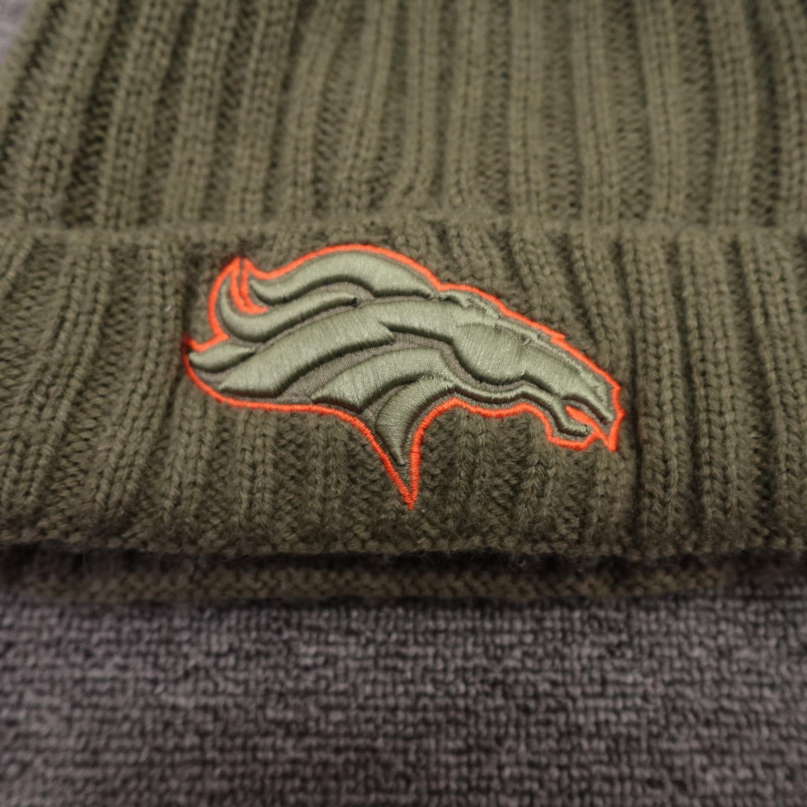 Denver Broncos Hat Beanie Mens One Size Green NFL Football Cuffed Knit New Era - Thumbnail 2