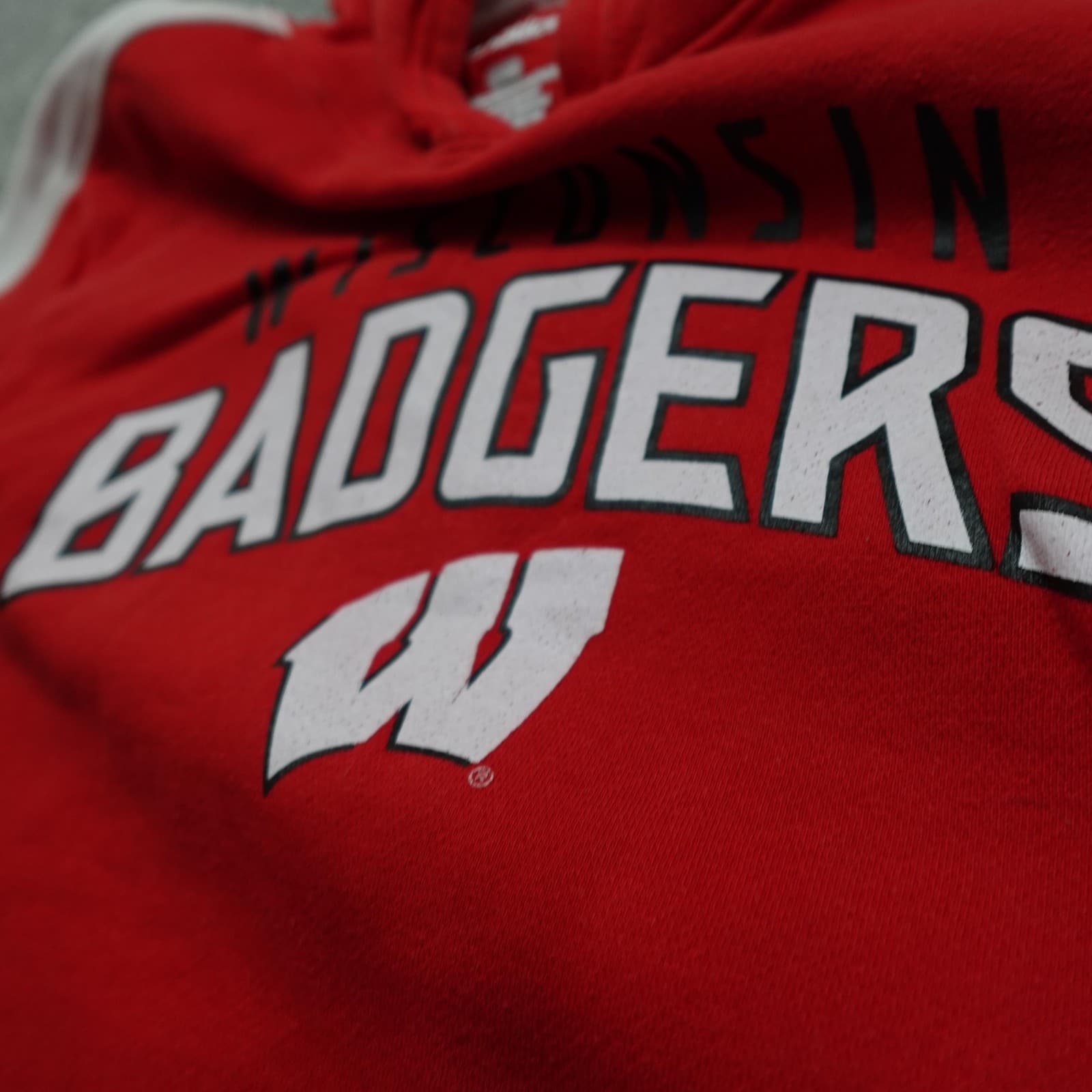 Fanatics Wisconsin Badgers Hoodie Mens Medium Red White Pullover NCAA Sweatshirt - Thumbnail 4
