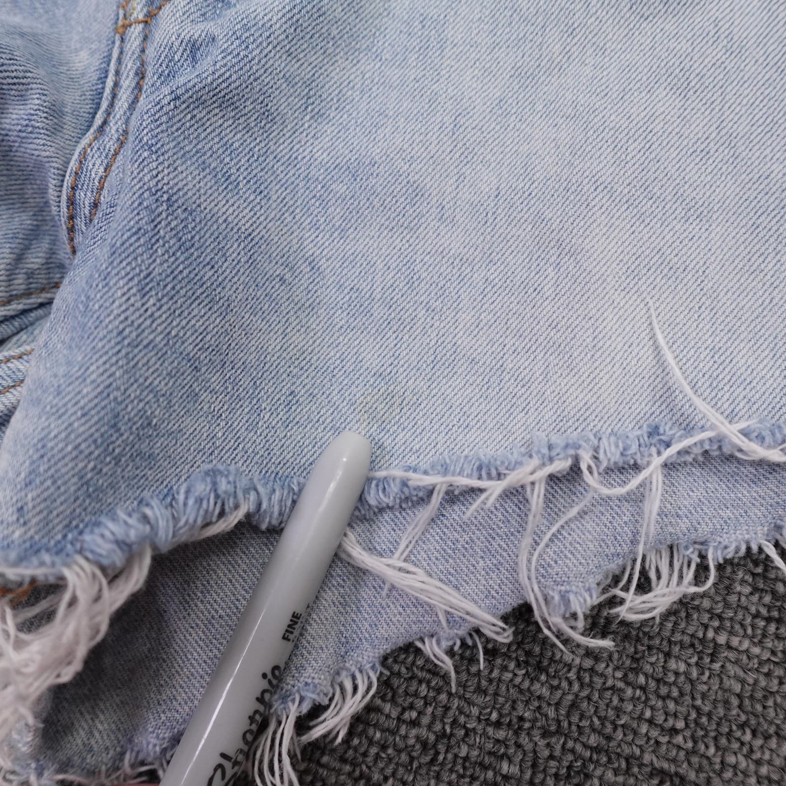 Levi's 501 Shorts Womens 28 Blue Light Wash Denim Button Fly Cutoff Raw Hem - Thumbnail 7