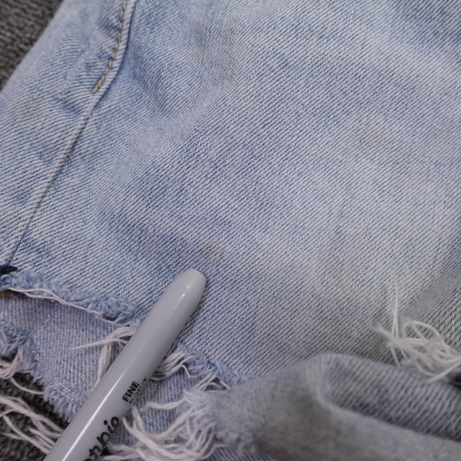 Levi's 501 Shorts Womens 28 Blue Light Wash Denim Button Fly Cutoff Raw Hem - Thumbnail 8