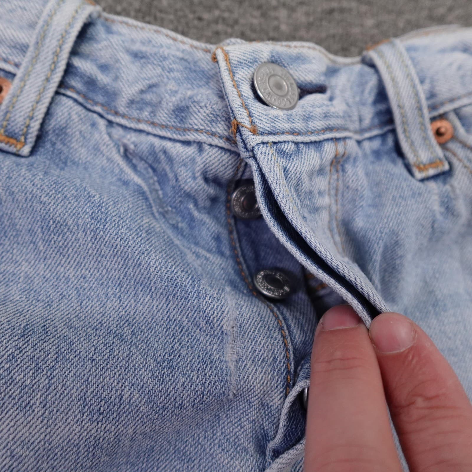 Levi's 501 Shorts Womens 28 Blue Light Wash Denim Button Fly Cutoff Raw Hem - Thumbnail 3