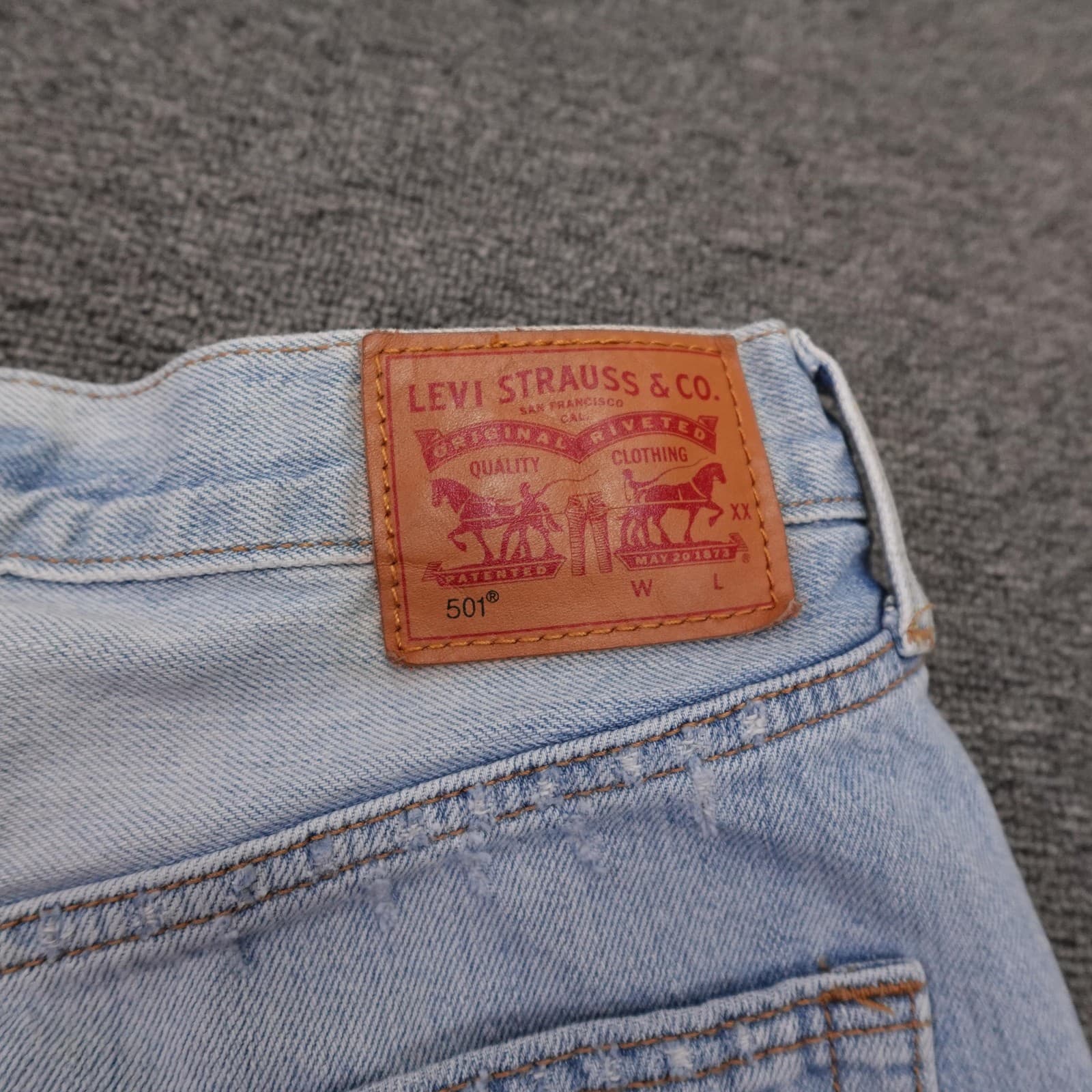 Levi's 501 Shorts Womens 28 Blue Light Wash Denim Button Fly Cutoff Raw Hem - Thumbnail 5