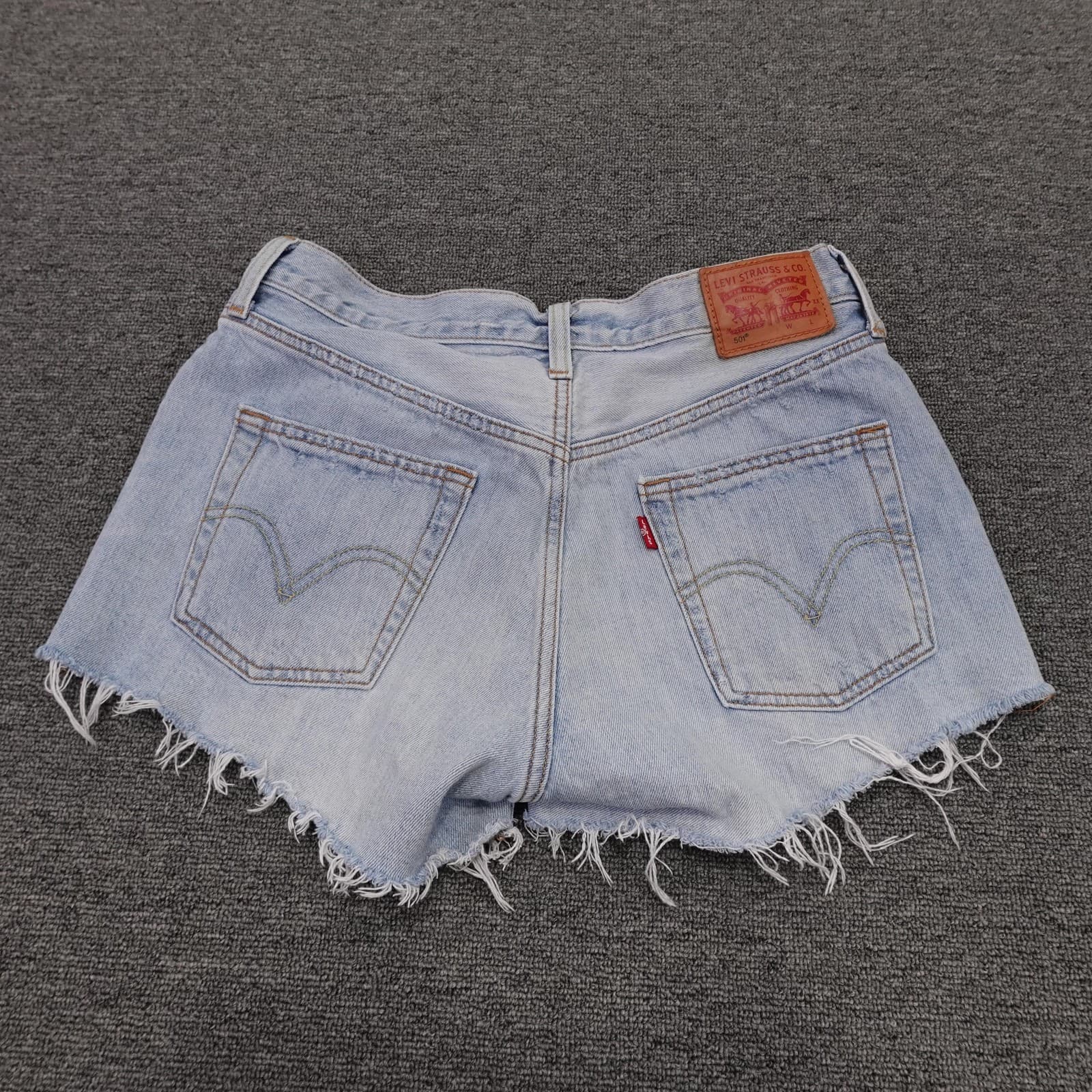 Levi's 501 Shorts Womens 28 Blue Light Wash Denim Button Fly Cutoff Raw Hem - Thumbnail 4