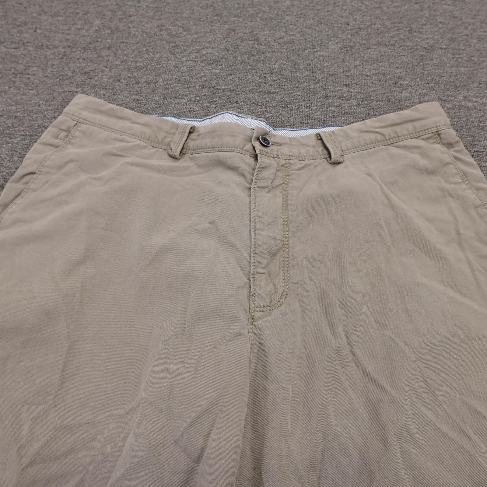 Tommy Bahama Shorts Mens 36 Beige Tencel Lyocell Chino Stretch 10 Inseam Casual - Thumbnail 2