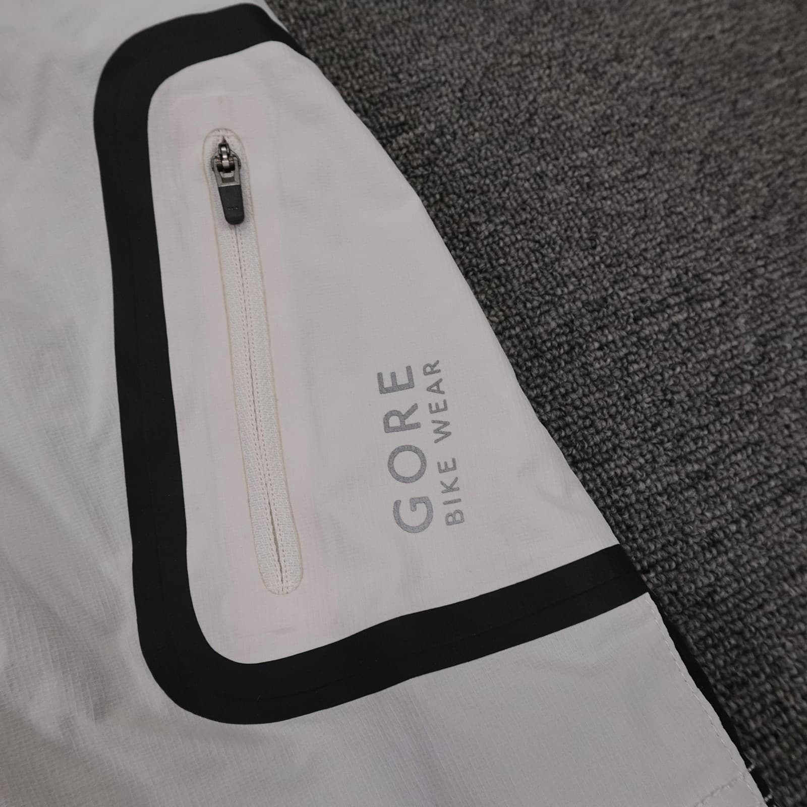 Gore Bike Wear Shorts Mens Medium White Black Padded Cycling Chamois 11 Inseam - Thumbnail 2