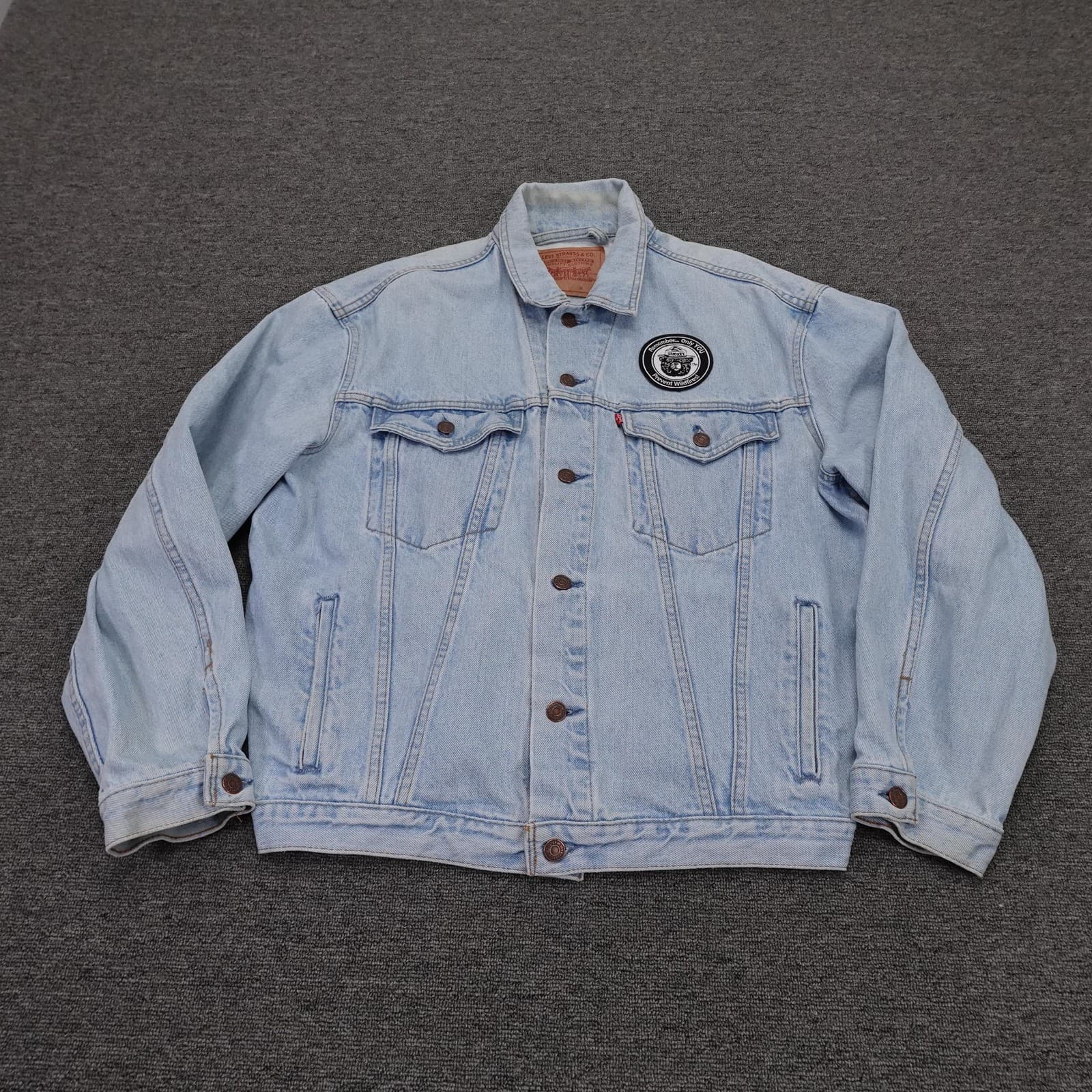 Vintage Levi's Jacket Mens Medium Light Blue Denim Trucker Smokey Bear Patch 90s
