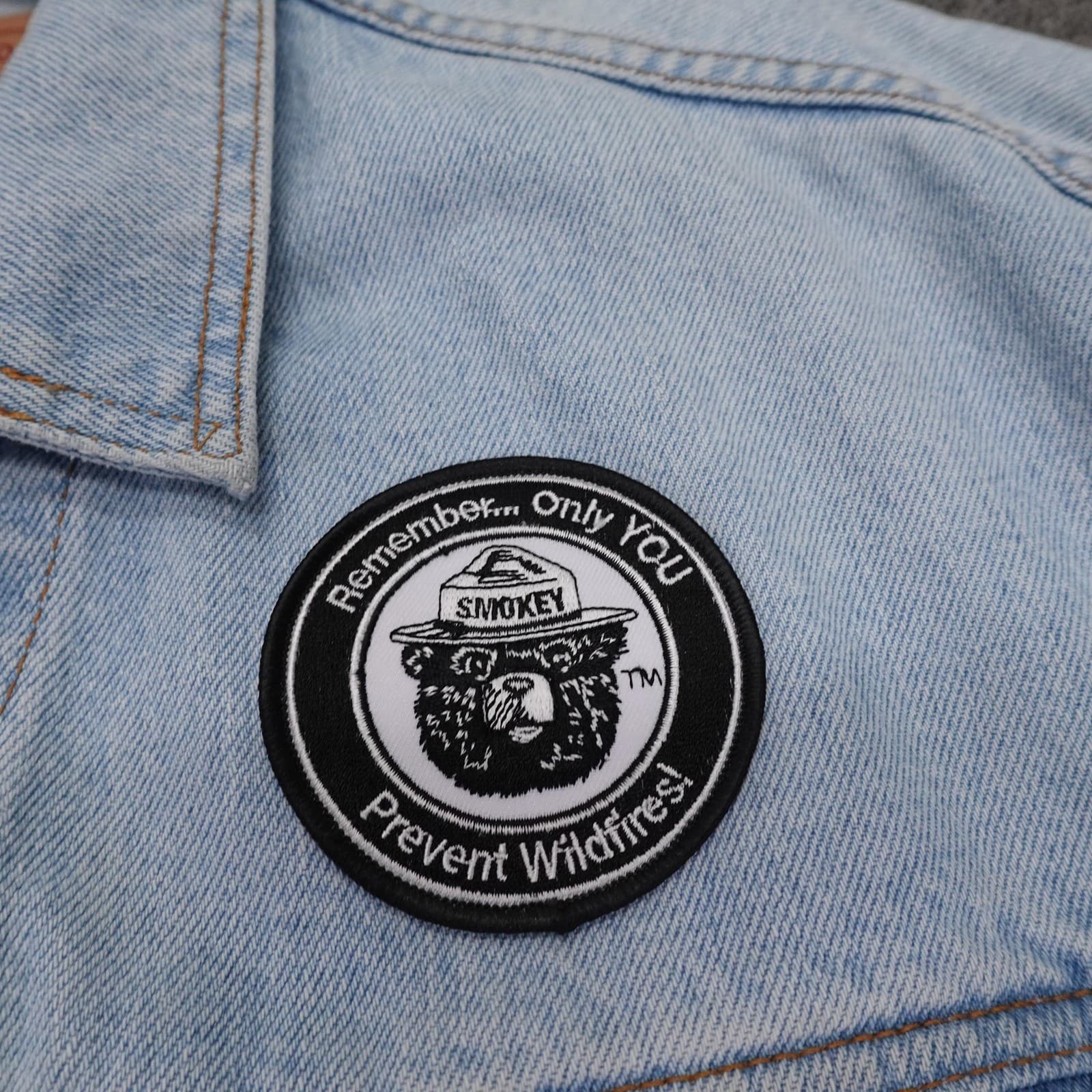 Vintage Levi's Jacket Mens Medium Light Blue Denim Trucker Smokey Bear Patch 90s - Thumbnail 7
