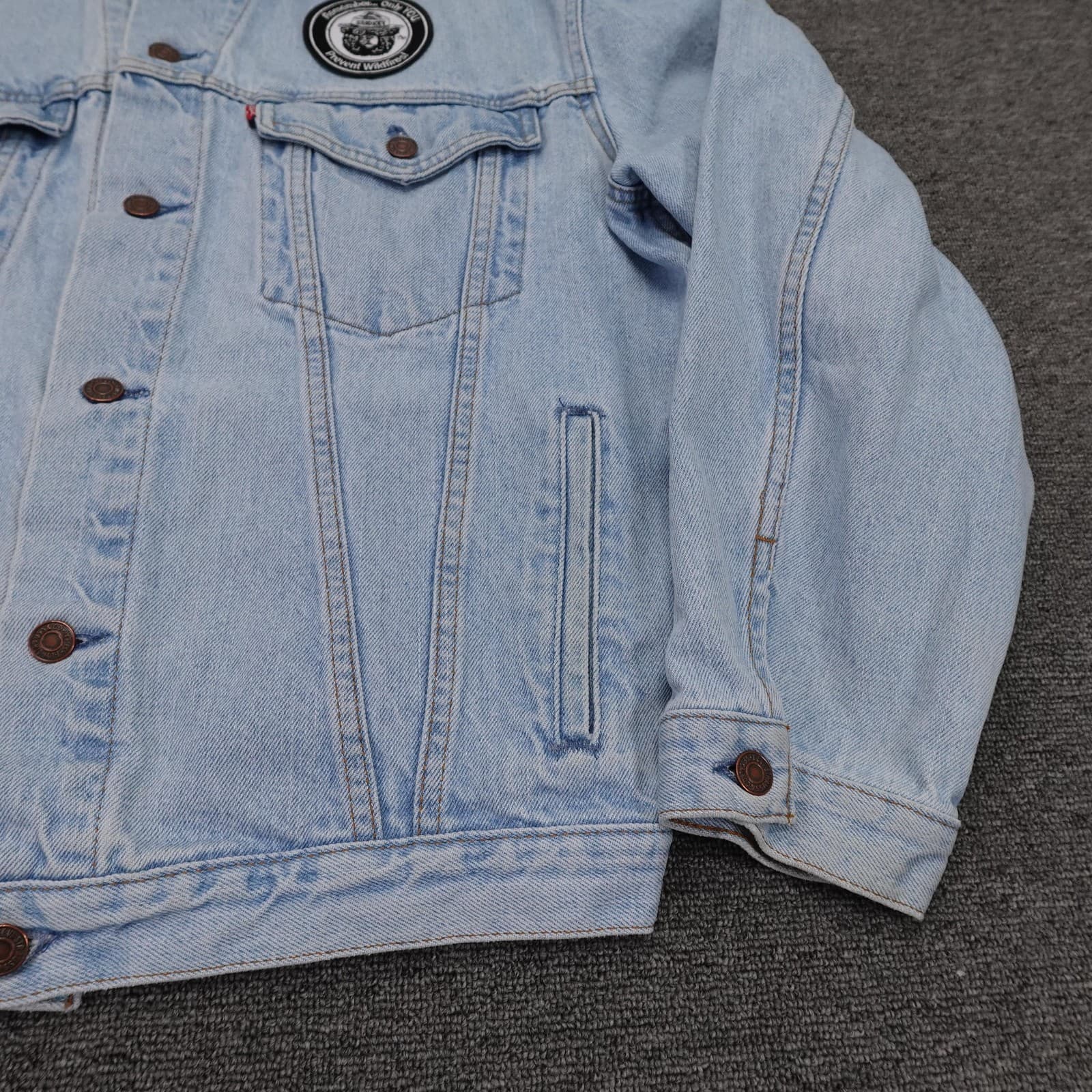 Vintage Levi's Jacket Mens Medium Light Blue Denim Trucker Smokey Bear Patch 90s - Thumbnail 4