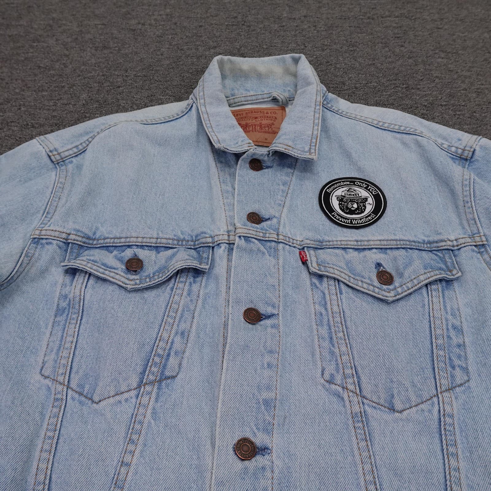 Vintage Levi's Jacket Mens Medium Light Blue Denim Trucker Smokey Bear Patch 90s - Thumbnail 2