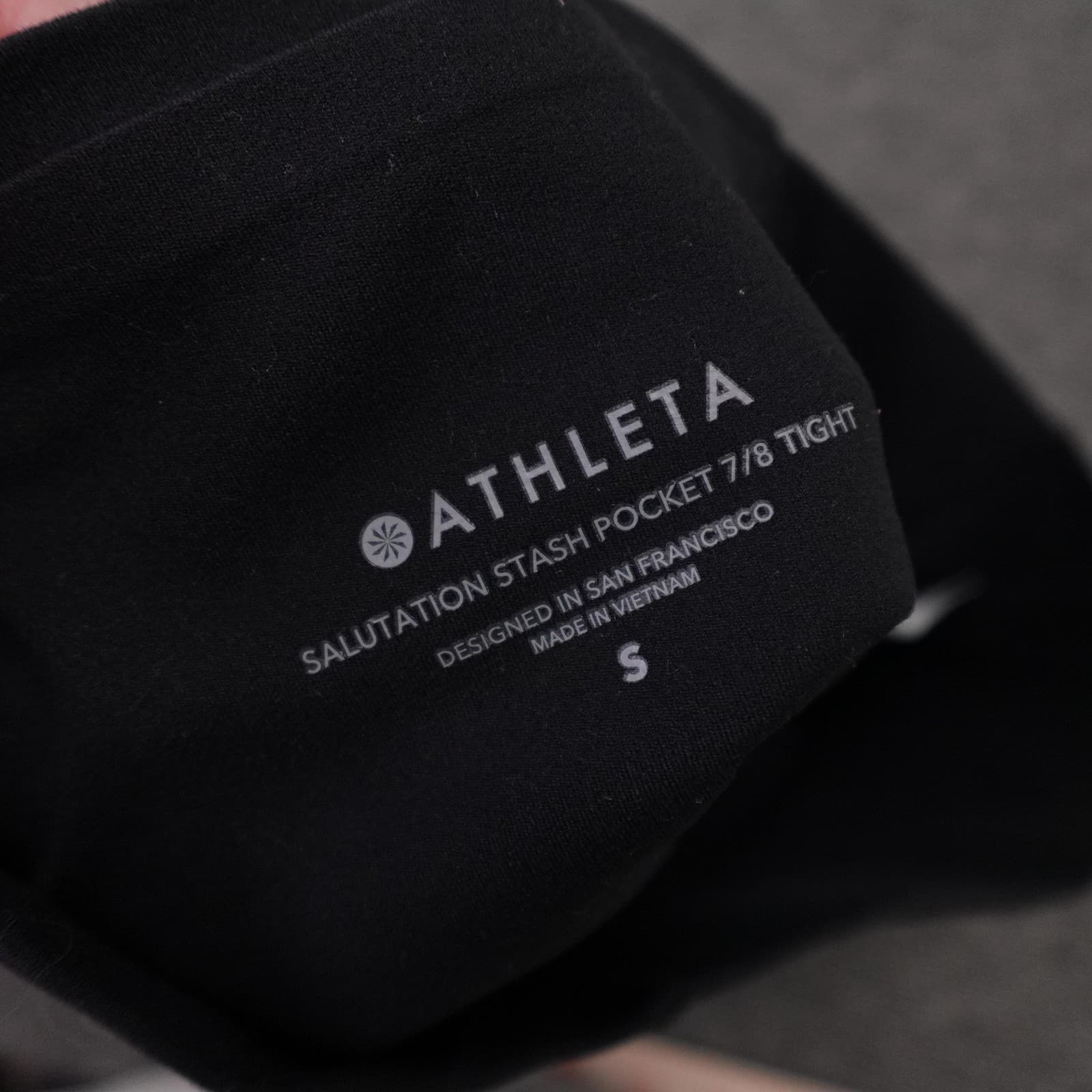 Athleta Leggings Womens Small Black Salutation Stash Pocket High Rise 7/8 Tight - Thumbnail 3