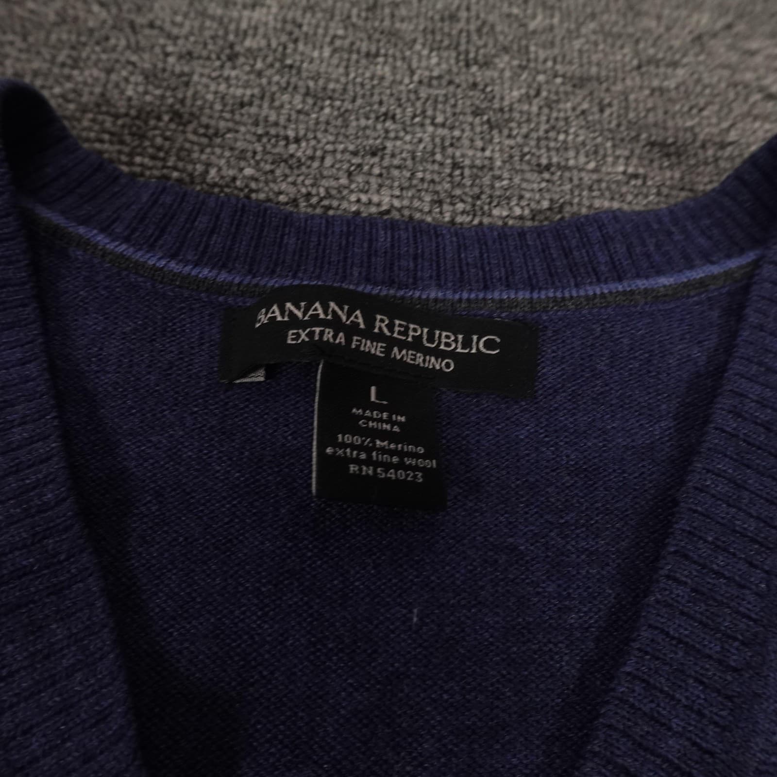 Banana Republic Sweater Mens Large Blue Extra Fine Merino Wool V Neck Pullover - Thumbnail 3