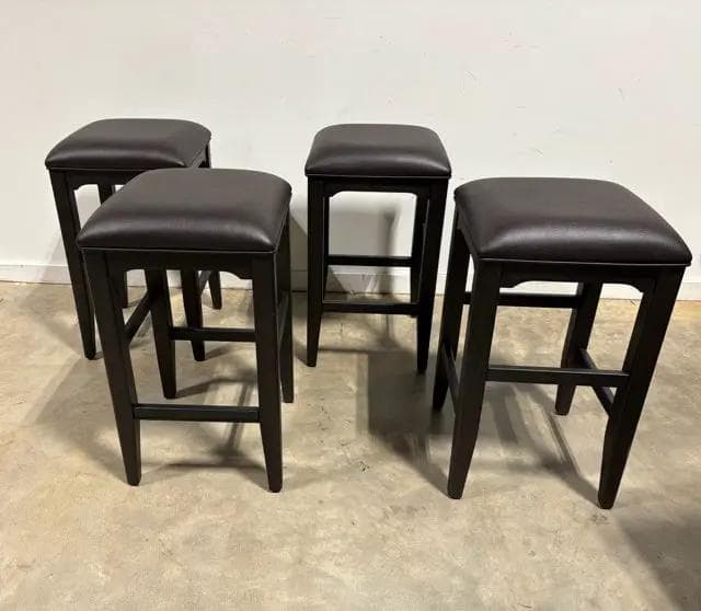Hooker Furnishing Dark Plank Wood Pub And 4 Bar Stools Set - Thumbnail 4