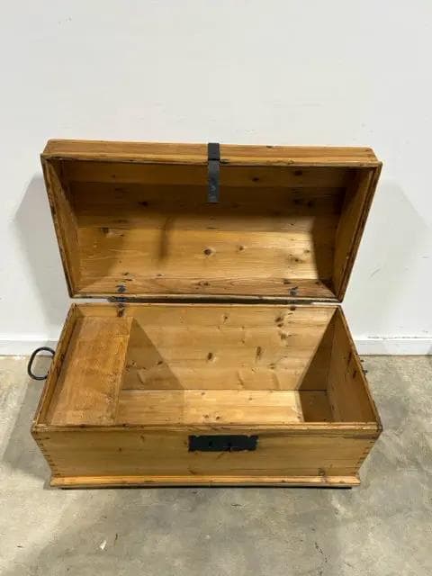 Wooden Trunk With Metal Handles - Thumbnail 3