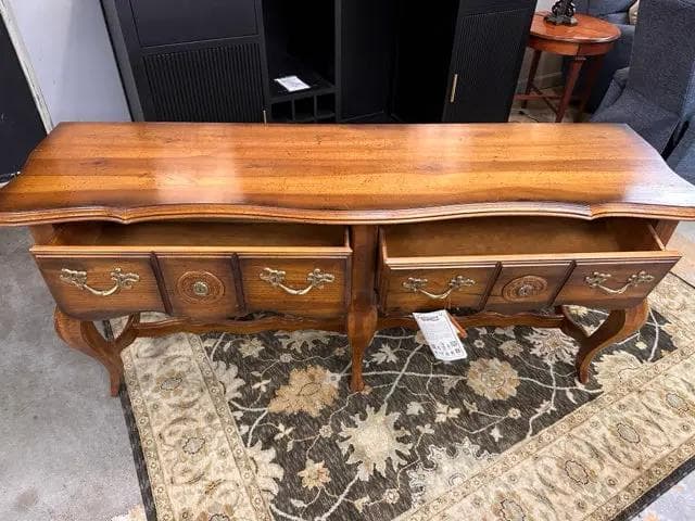 Pulaski 2-Drawer Console With Curved Legs - Thumbnail 2