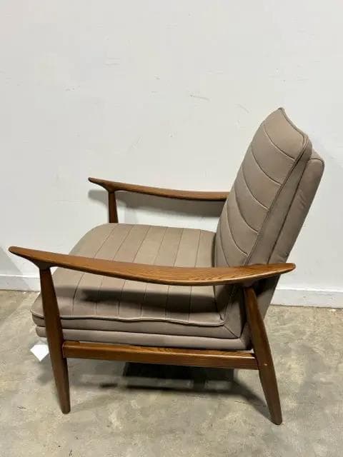 *NEW* Bassett Ellis Leather Accent Chair With Wooden Armrests - Thumbnail 2