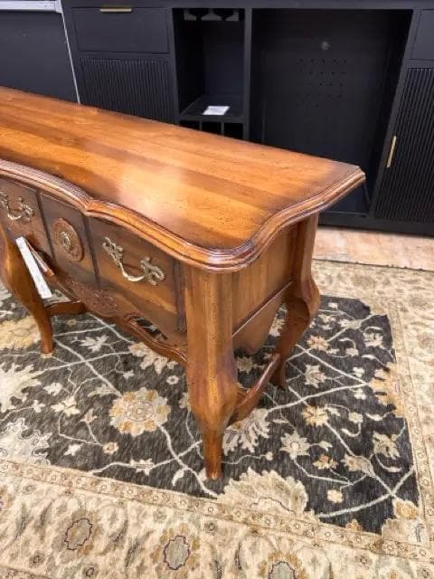 Pulaski 2-Drawer Console With Curved Legs - Thumbnail 3