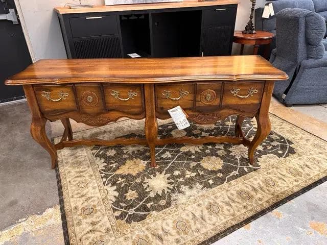 Pulaski 2-Drawer Console With Curved Legs