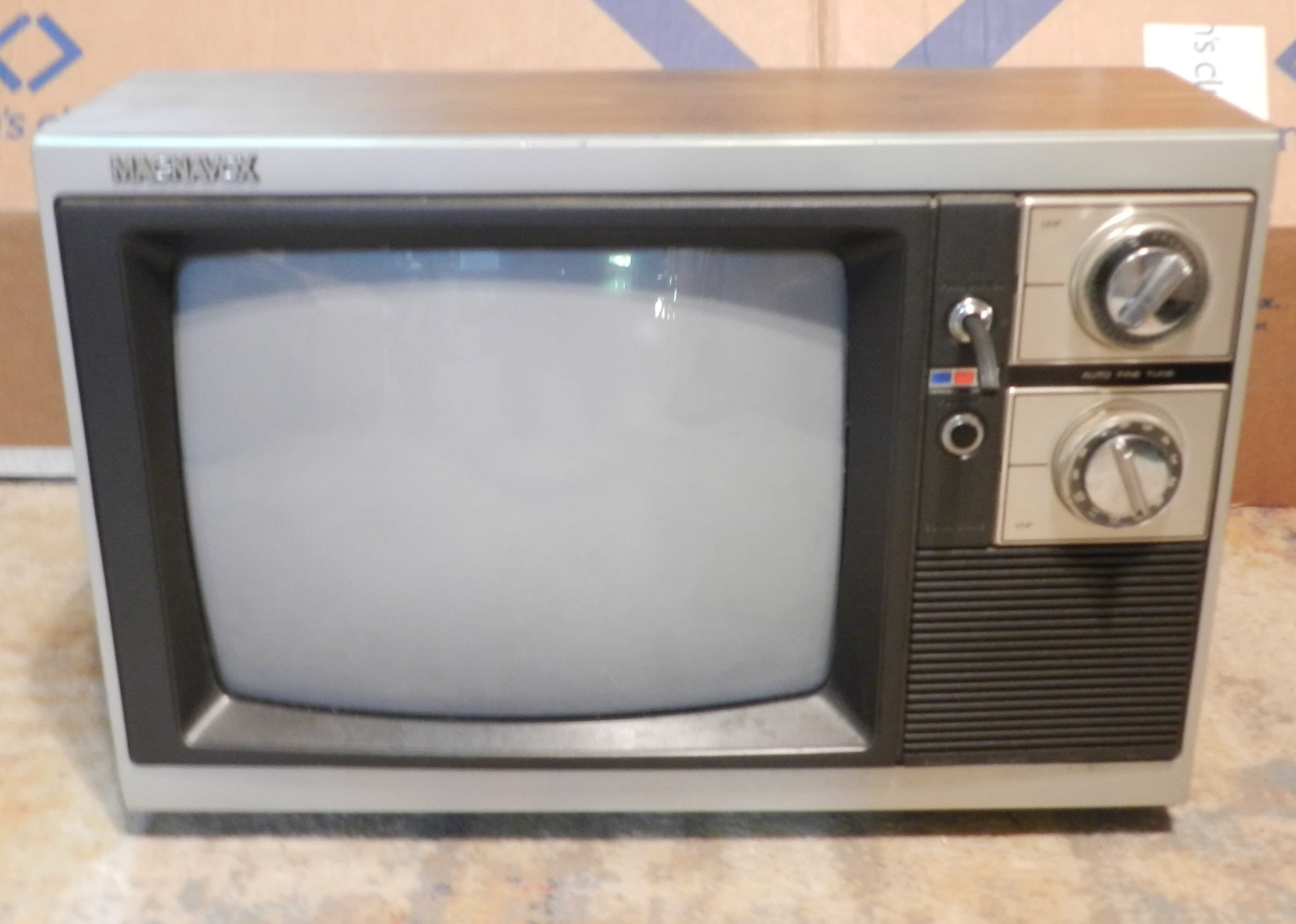 Vintage Magnavox 13" Twist Knob Solid State Television Gaming TV Wood Look(P76J)
