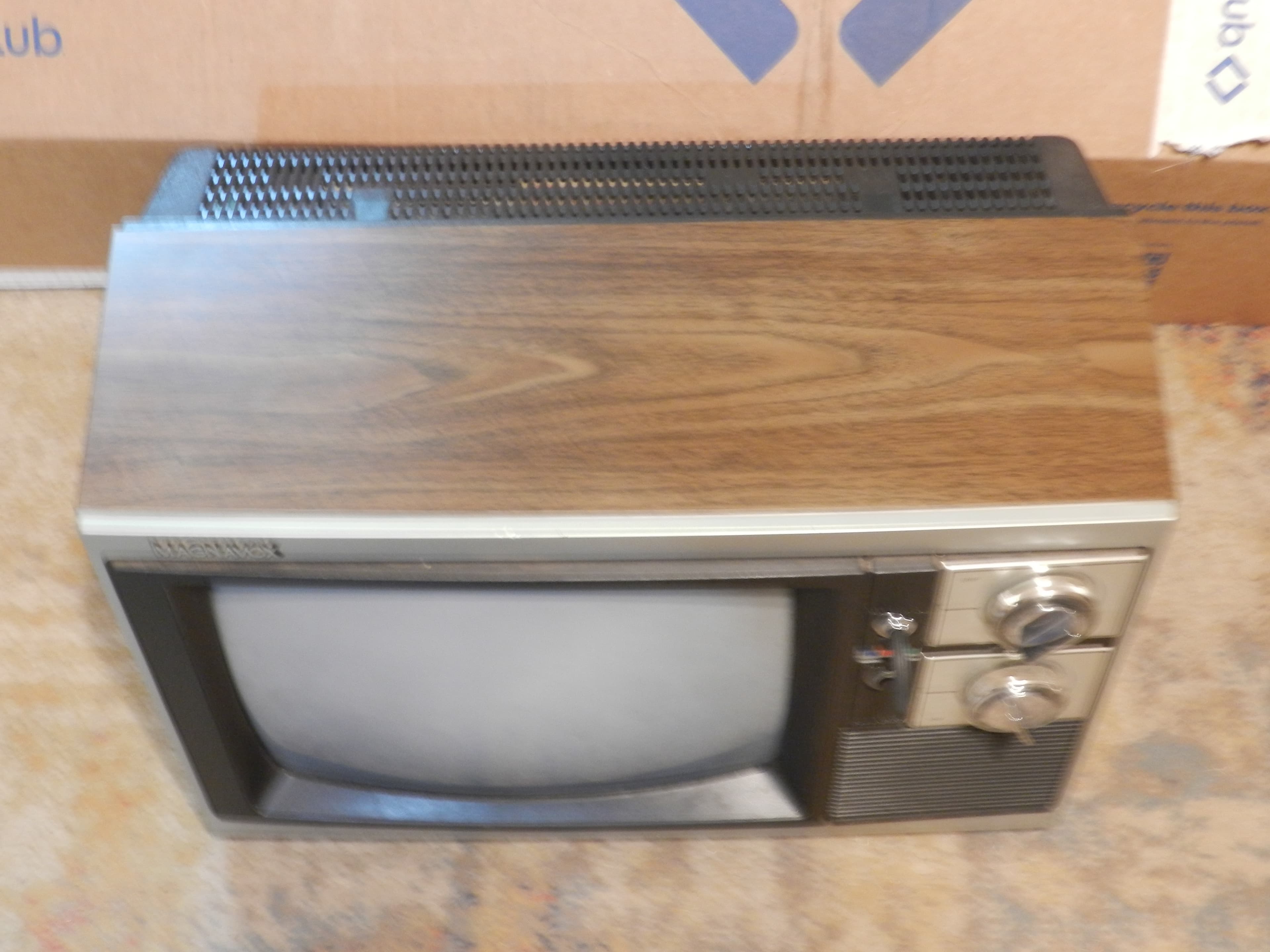 Vintage Magnavox 13" Twist Knob Solid State Television Gaming TV Wood Look(P76J) - Thumbnail 2