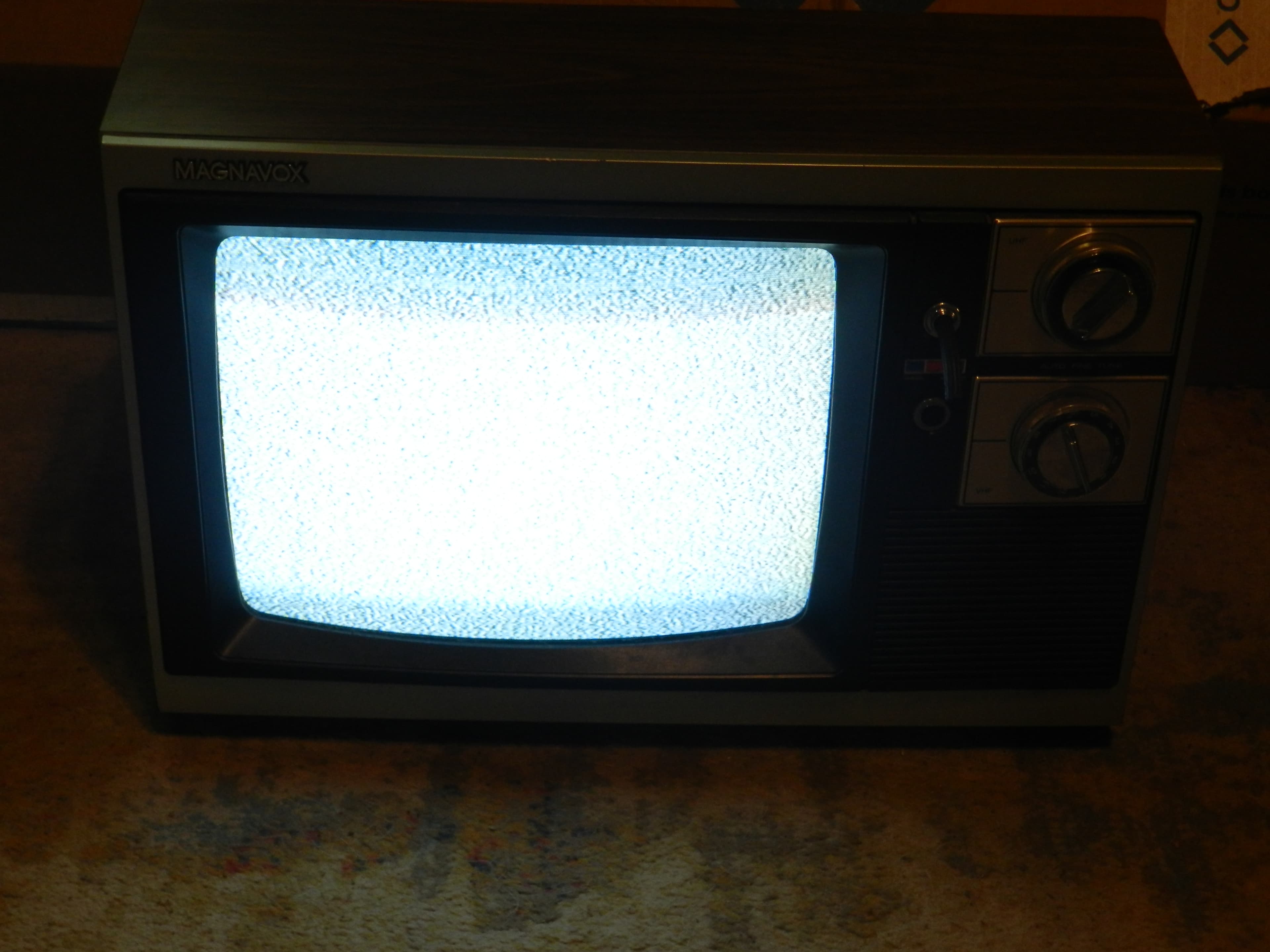 Vintage Magnavox 13" Twist Knob Solid State Television Gaming TV Wood Look(P76J) - Thumbnail 17