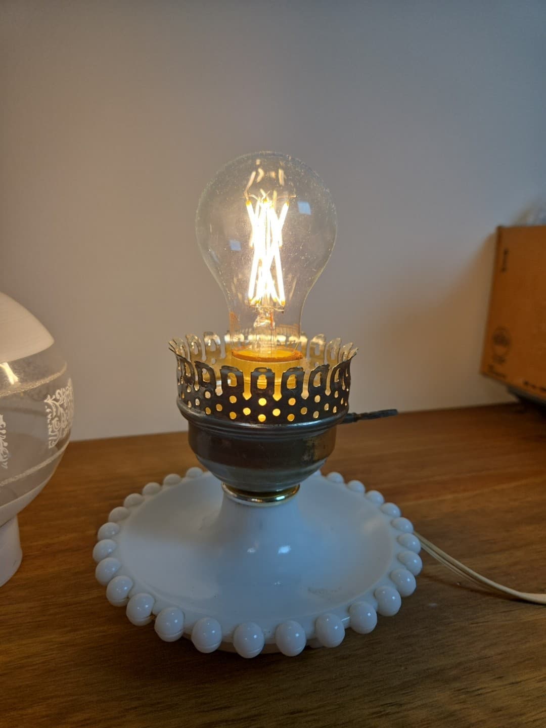 Vtg-WHITE MILK GLASS-Hurricane Style-Electric LAMP w/FROSTED & CLEAR GLOBE - Thumbnail 3