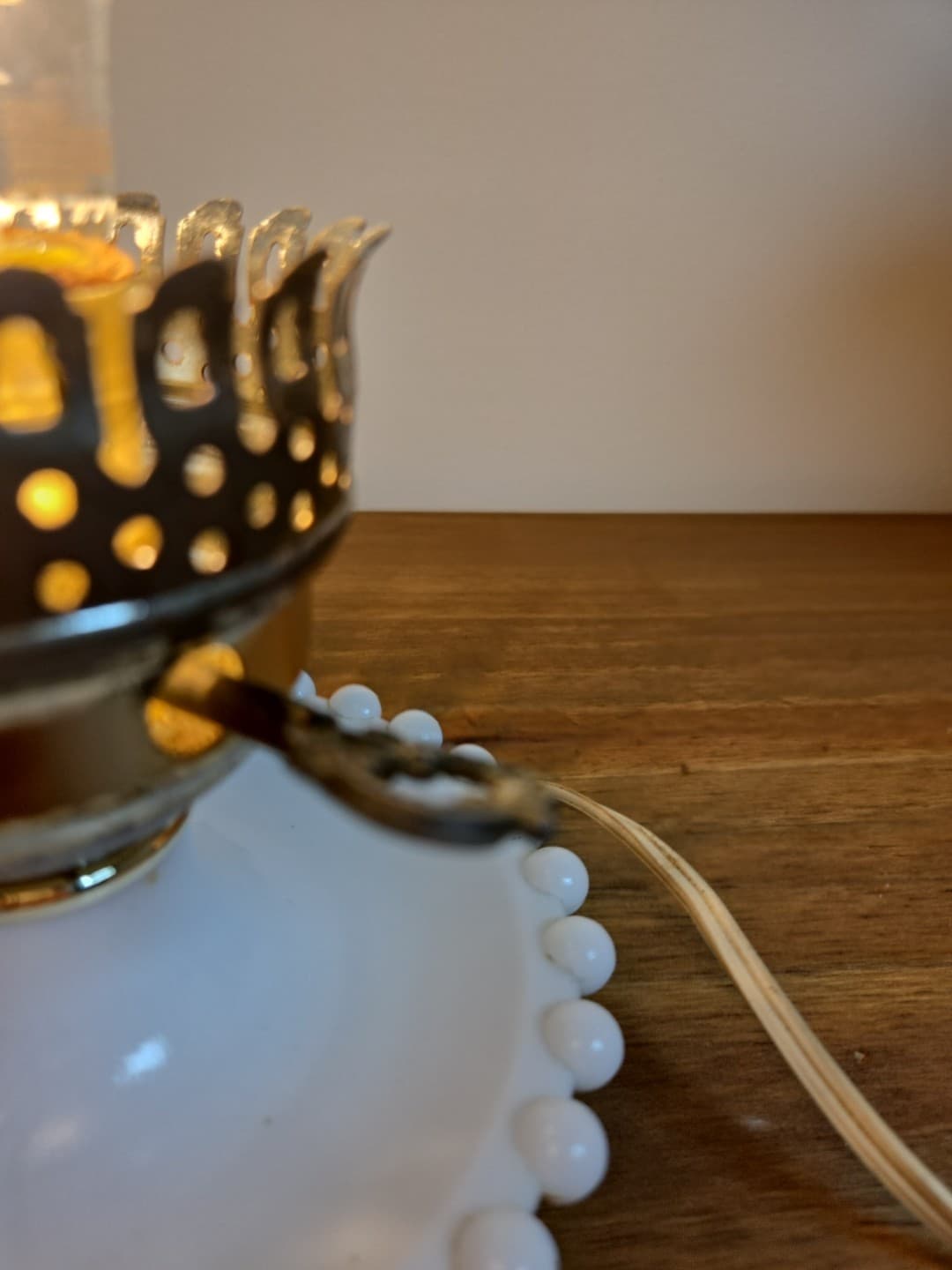 Vtg-WHITE MILK GLASS-Hurricane Style-Electric LAMP w/FROSTED & CLEAR GLOBE - Thumbnail 4