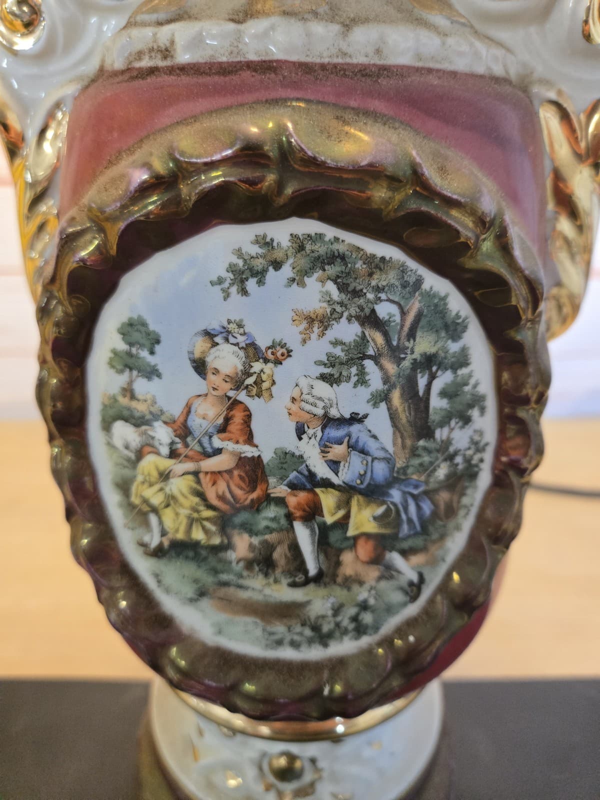 Vintage George and Martha Washington Hanpainted Lamp- WORKING CONDITION - Thumbnail 2