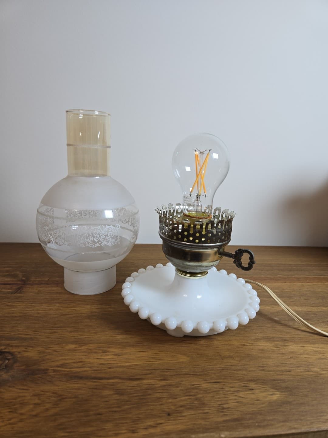 Vtg-WHITE MILK GLASS-Hurricane Style-Electric LAMP w/FROSTED & CLEAR GLOBE - Thumbnail 5