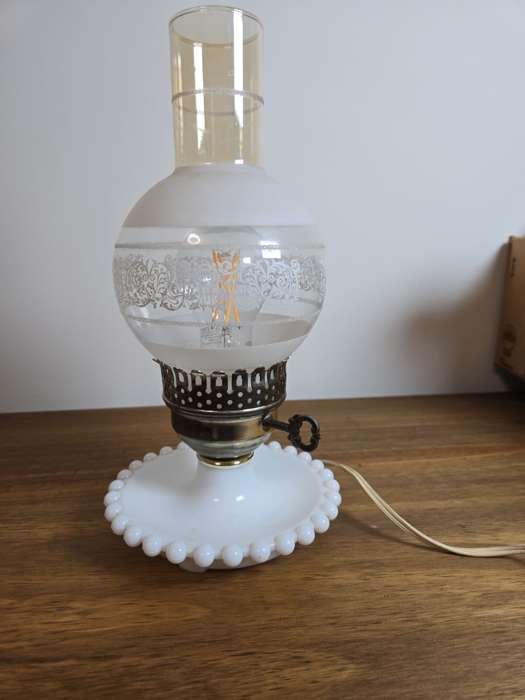 Vtg-WHITE MILK GLASS-Hurricane Style-Electric LAMP w/FROSTED & CLEAR GLOBE - Thumbnail 6