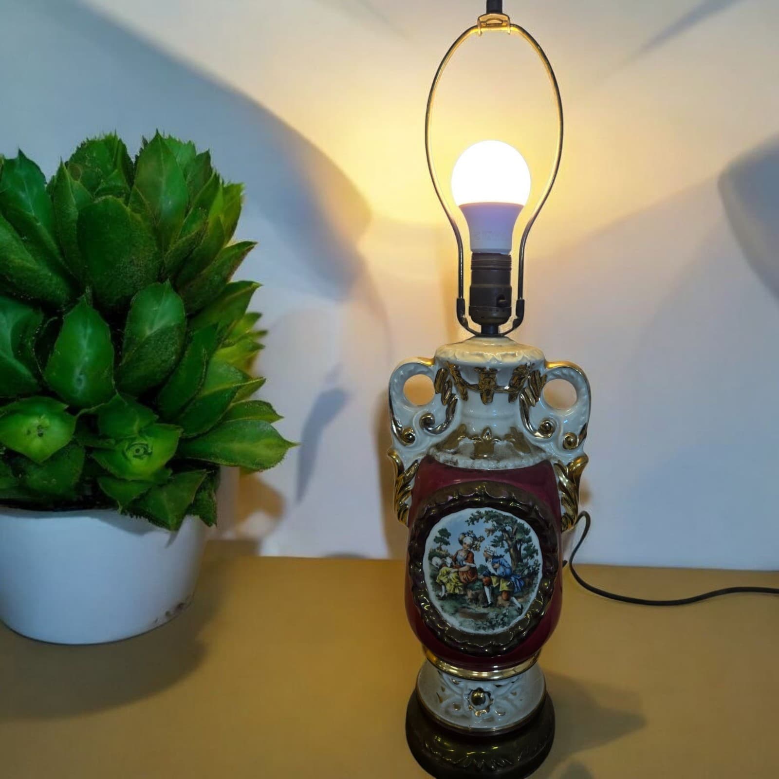 Vintage George and Martha Washington Hanpainted Lamp- WORKING CONDITION