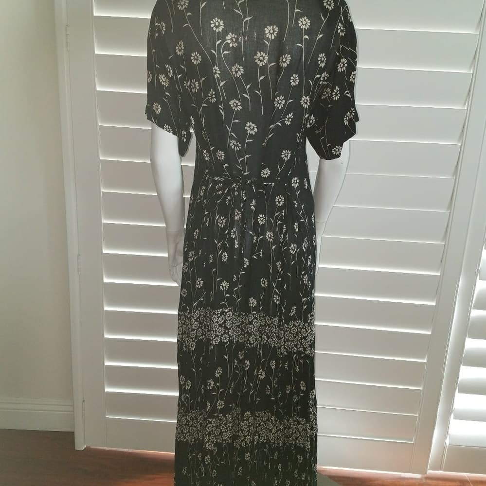 Black and white maxi dress with daisy - Thumbnail 2