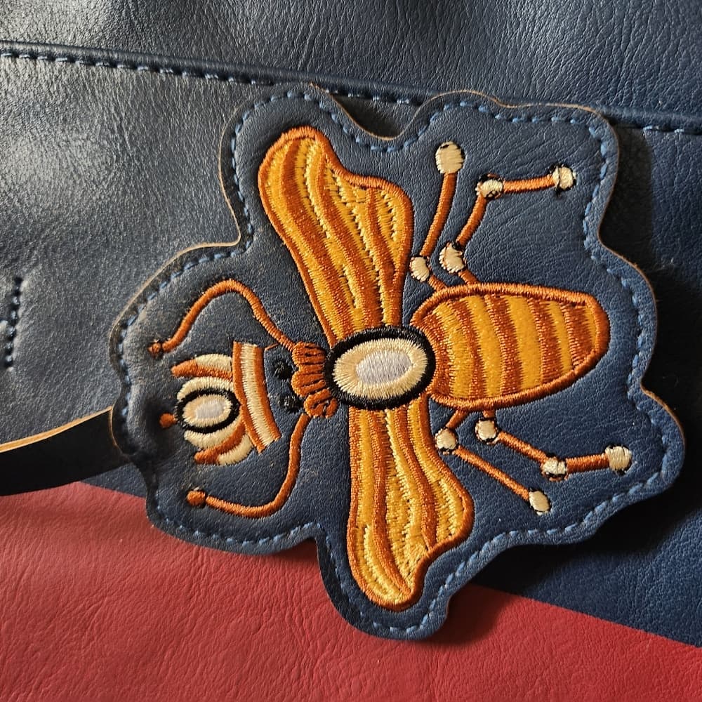 NIB casual tote bag with emblem - Thumbnail 4