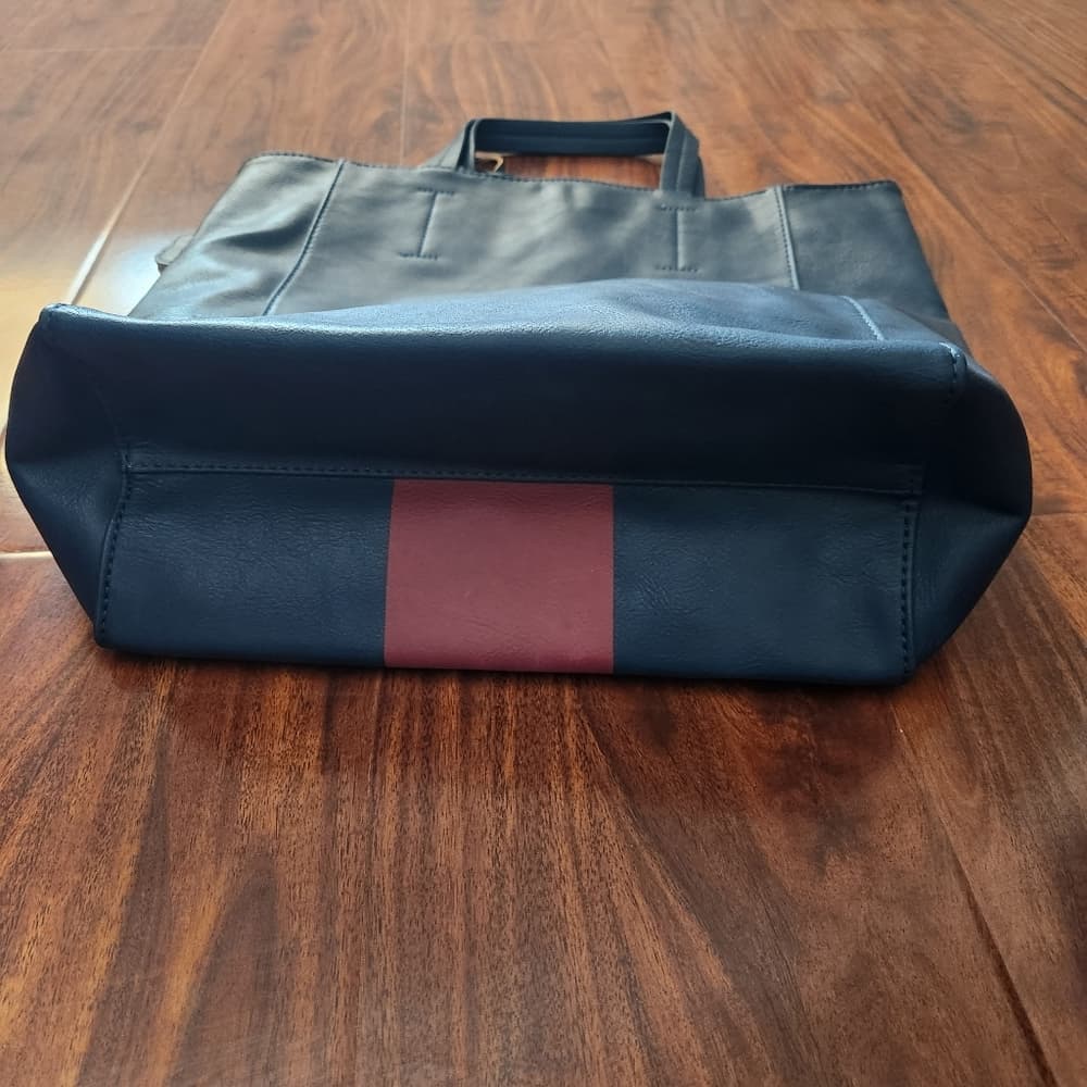 NIB casual tote bag with emblem - Thumbnail 3