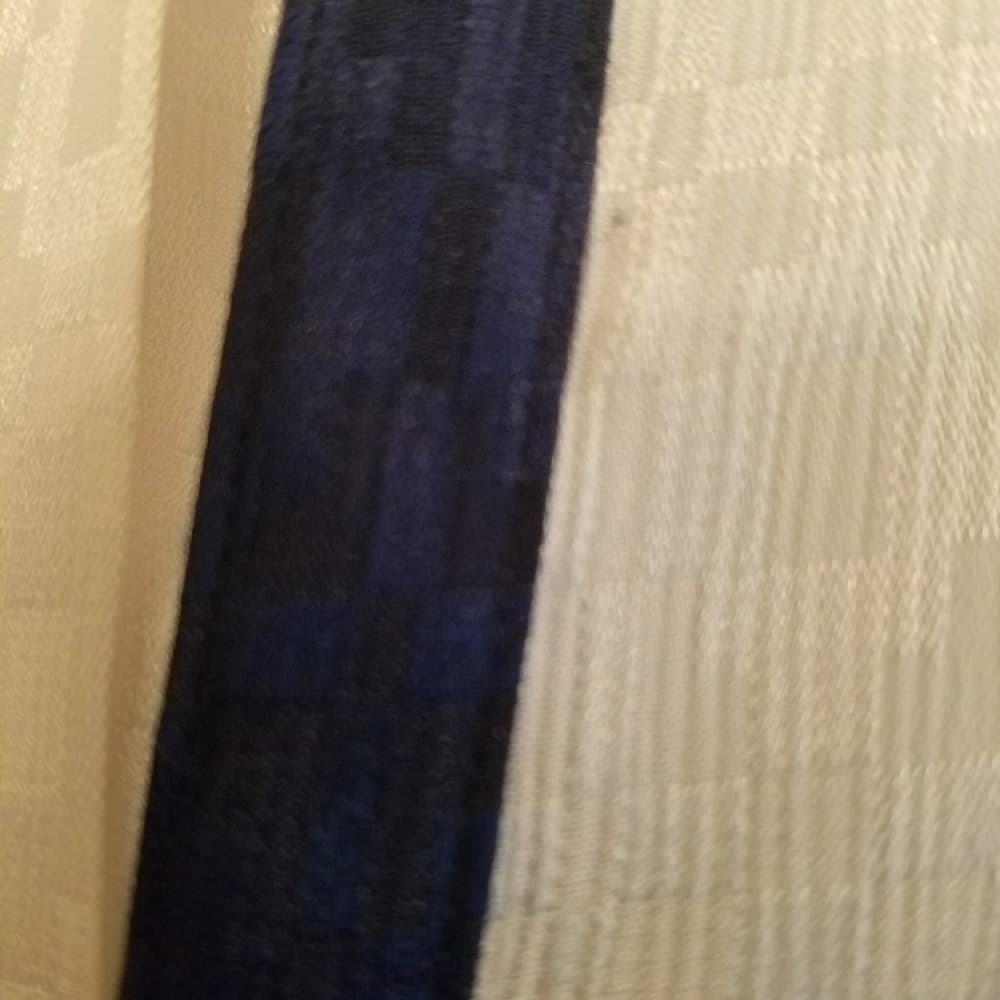 White jacquard blouse with navy trim - Thumbnail 4