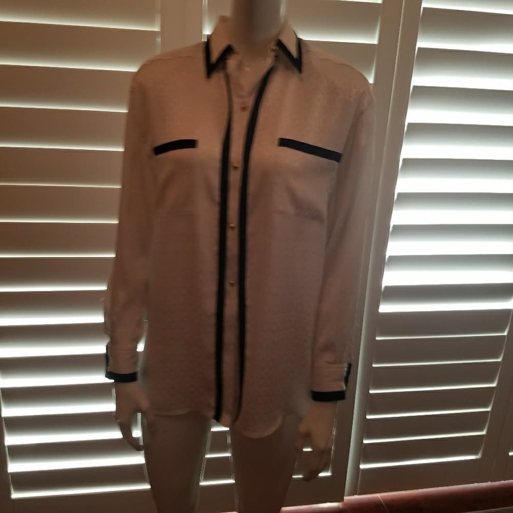 White jacquard blouse with navy trim