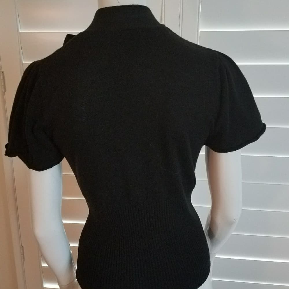 Lovely light weight short sleeve sweater. - Thumbnail 2