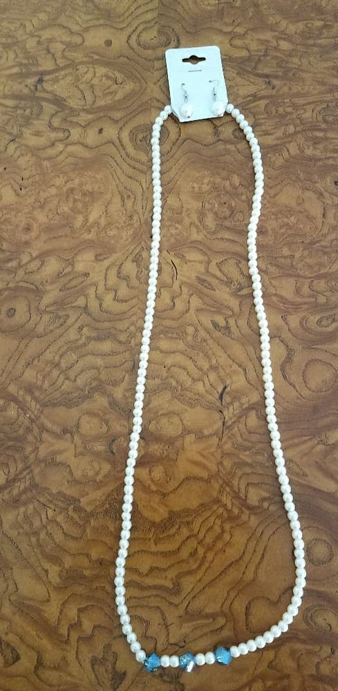 Faux pearl necklace and earring set