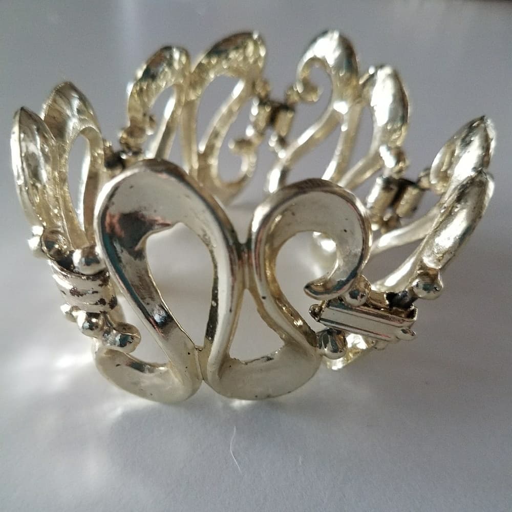 Gold tone bracelet