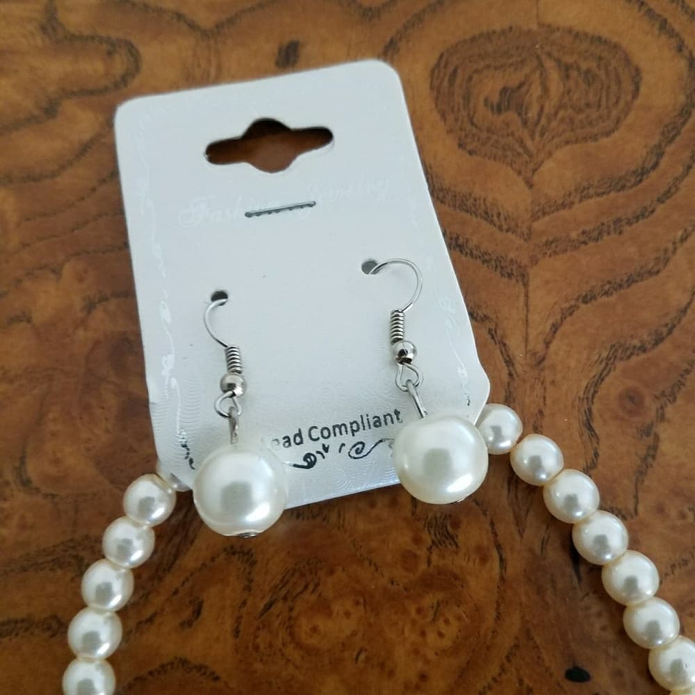 Faux pearl necklace and earring set - Thumbnail 3